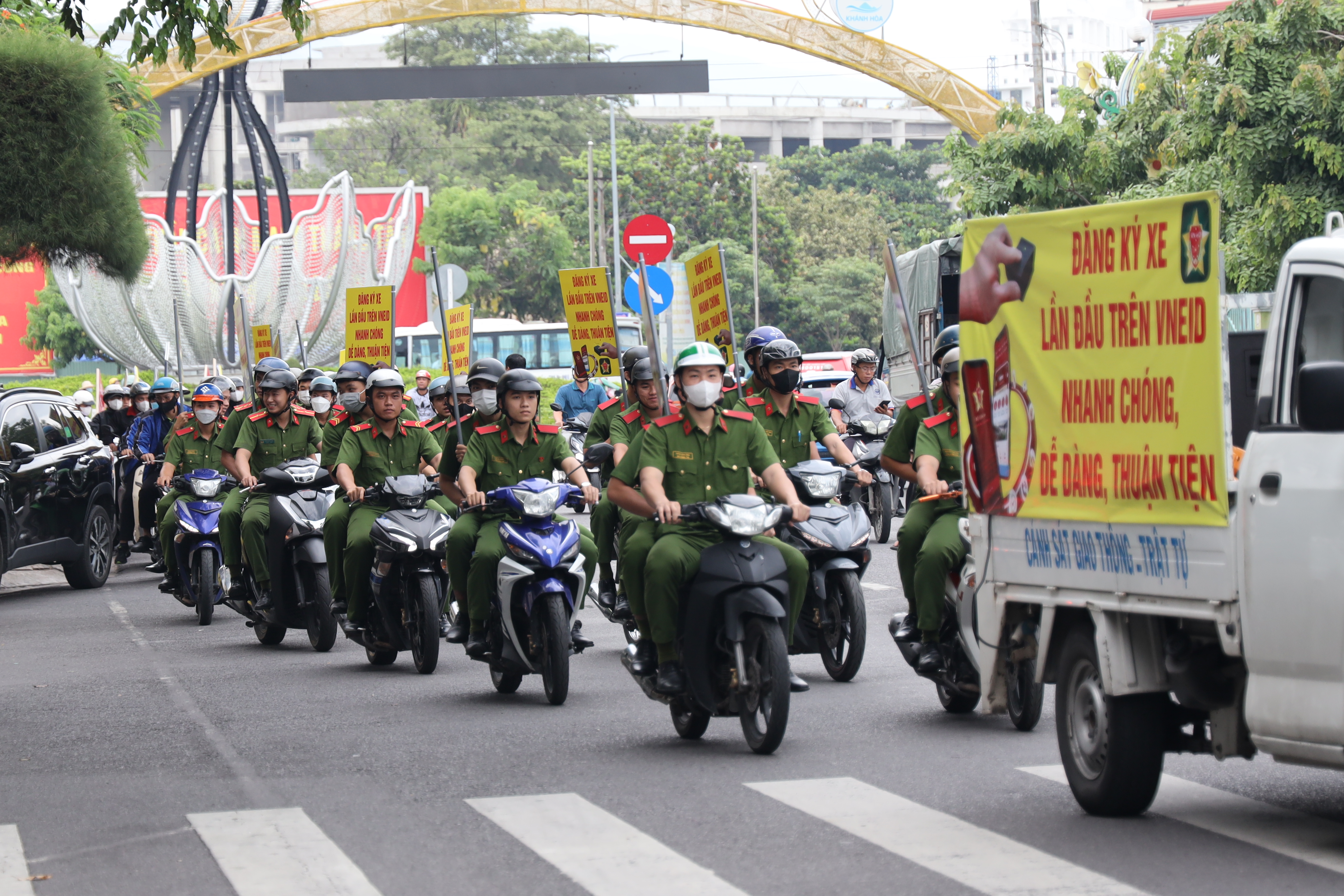 Công an TP. Nha Trang: Ra quân tuyên truyền đăng ký xe lần đầu qua dịch vụ công