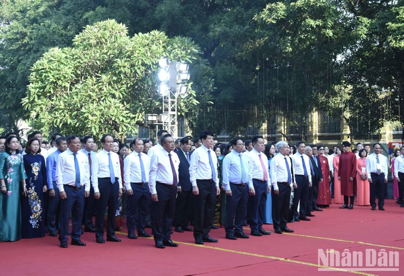 Thủ tướng Phạm Minh Chính và các đồng chí lãnh đạo, đại biểu tưởng niệm, tưởng nhớ công lao các bậc tiền nhân đã có những đóng góp to lớn cho sự nghiệp giải phóng và xây dựng Thủ đô. (Ảnh: Trần Hải)