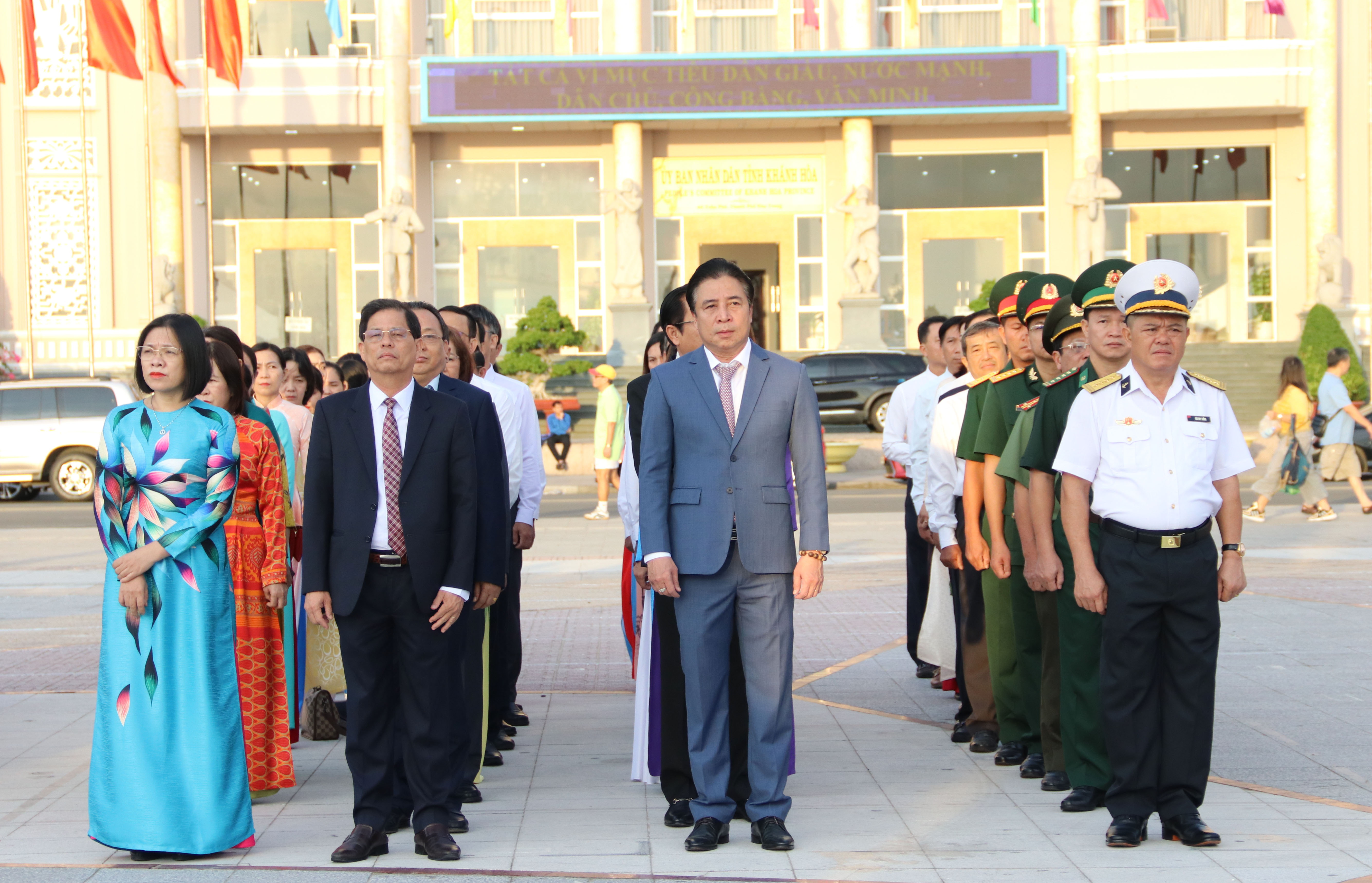 Gần 1.000 người tham gia Lễ chào cờ tháng 10