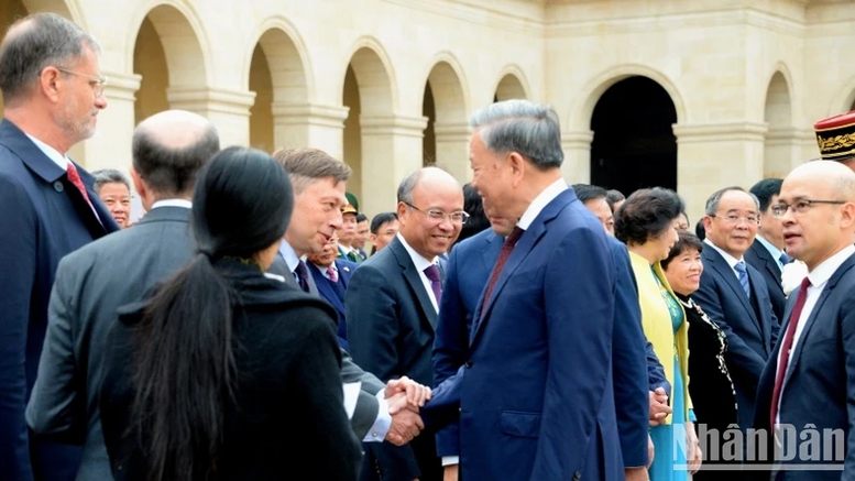 Tổng Bí thư, Chủ tịch nước Tô Lâm và Bộ trưởng Quân đội Pháp Sébastien Lecornu giới thiệu các thành viên hai nước có mặt tại lễ đón.