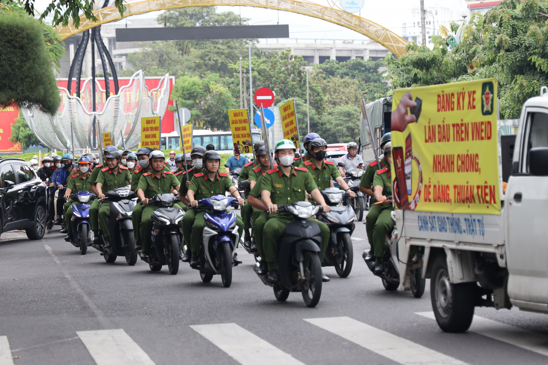 Lực lượng Công an TP. Nha Trang ra quân tuyên tuyền về đăng ký xe trên Cổng dịch vụ công Bộ Công an