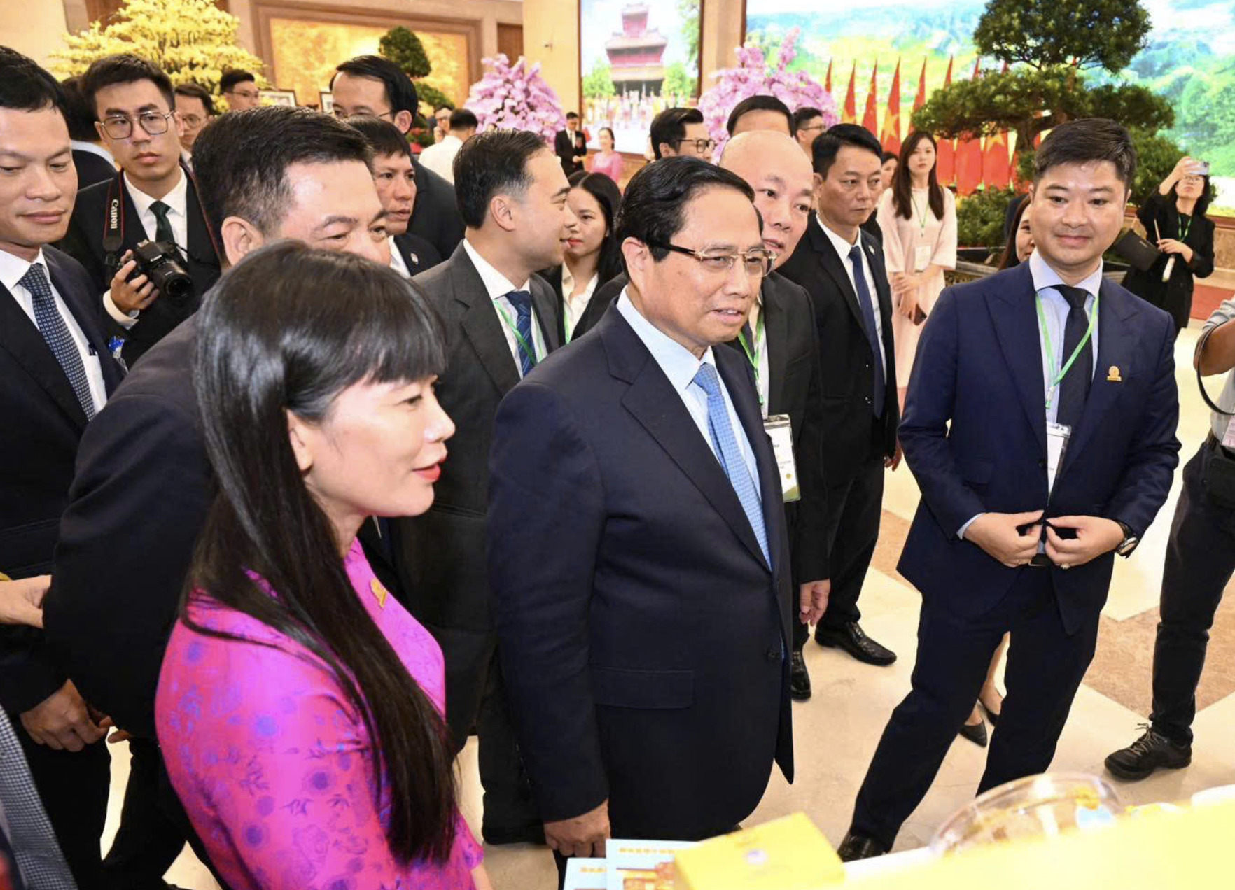 Prime Minister Pham Minh Chinh and leaders of the ministries and sectors visit the booth of Khanh Hoa Salanganes Nest Company

