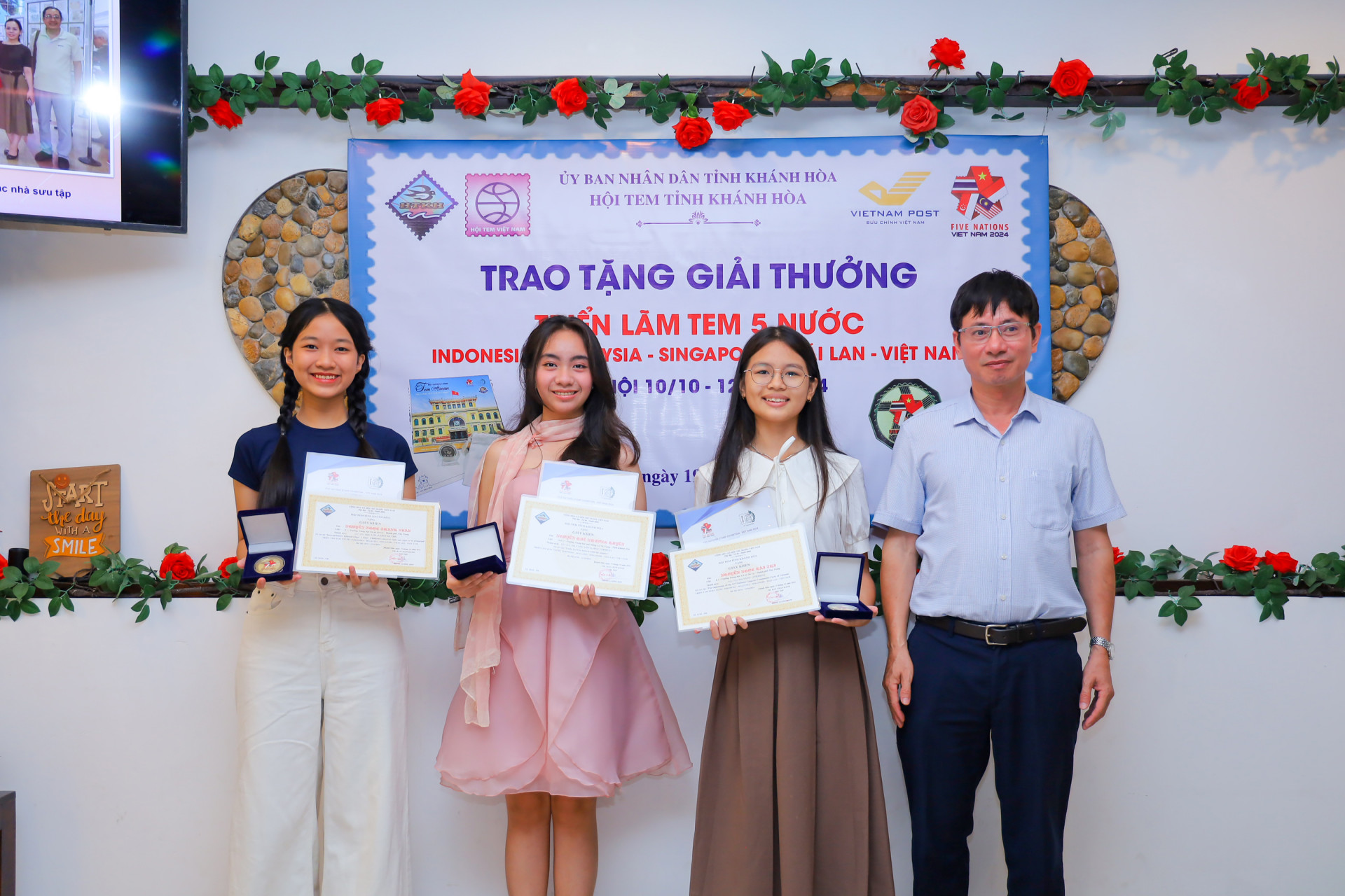 Young stamp collectors winning awards at the Five Nations Stamp Exhibition-Vietnam 2024

