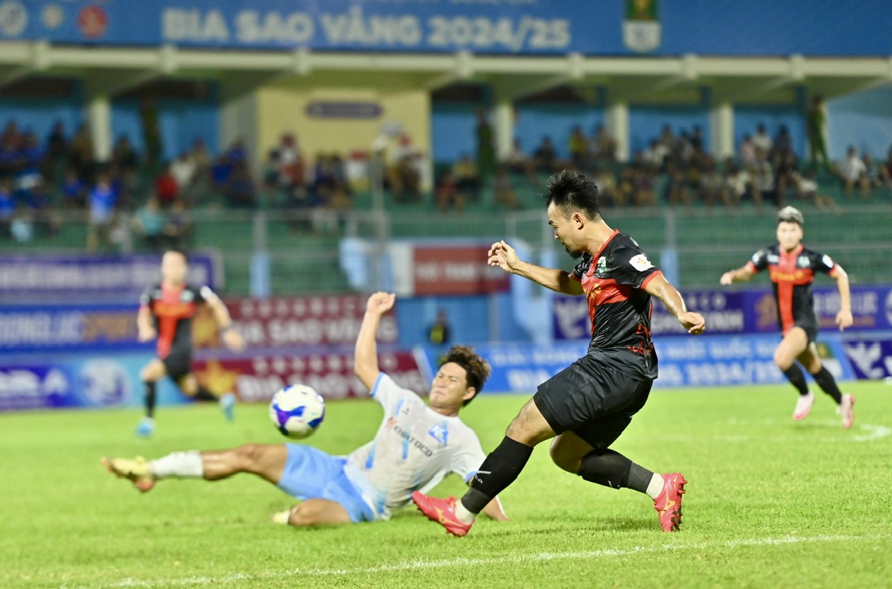 Khatoco Khanh Hoa (white jersey) and Phu Dong Ninh Binh (black striped jersey)

