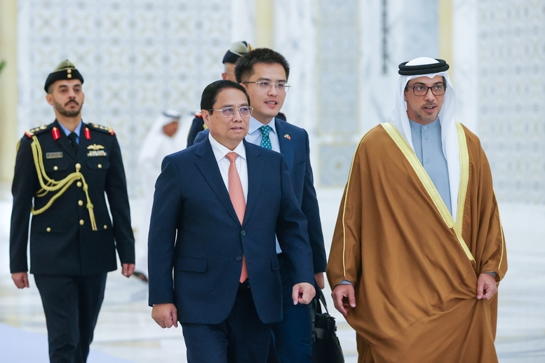 Thủ tướng Phạm Minh Chính và Phó Tổng thống UAE Sheikh Mansour Bin Zayed Al Nahyan.