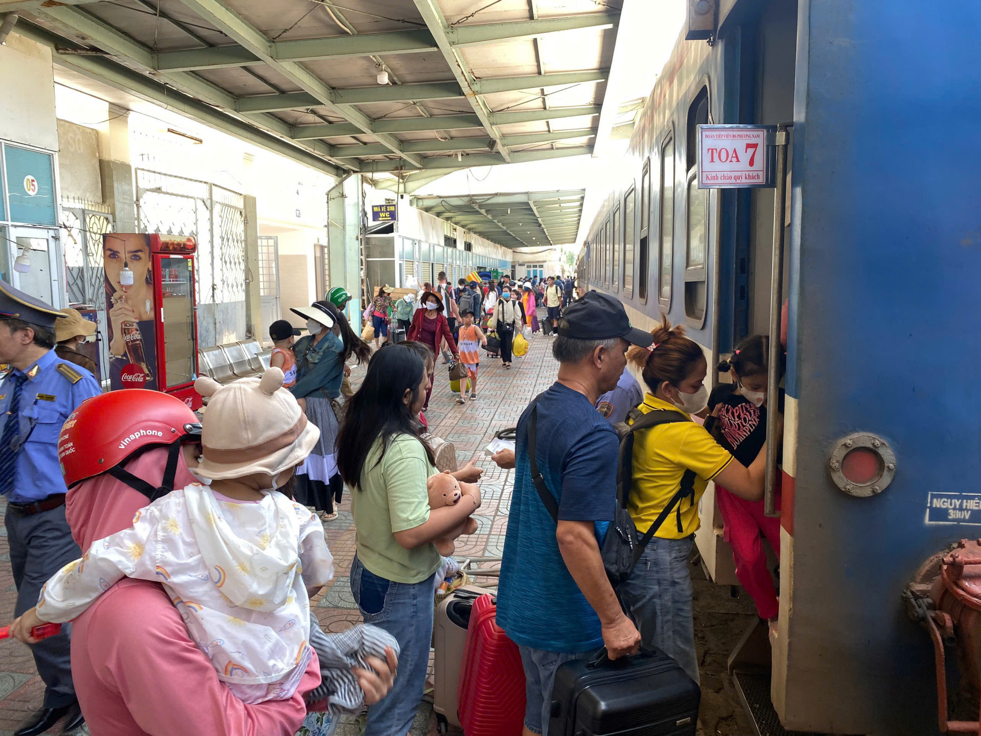 Hành khách lên tàu từ ga Nha Trang