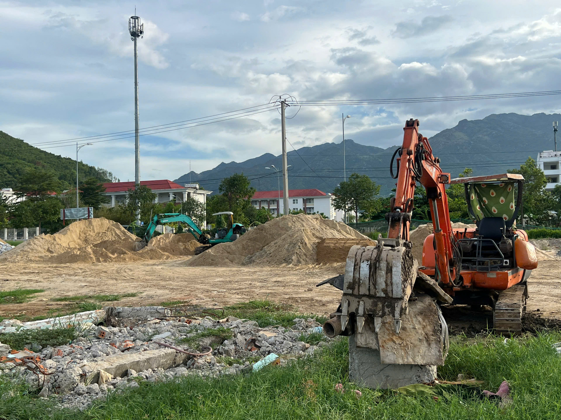 Trong khu vực bãi giữ xe còn có tình trạng tập kết cát xây dựng.