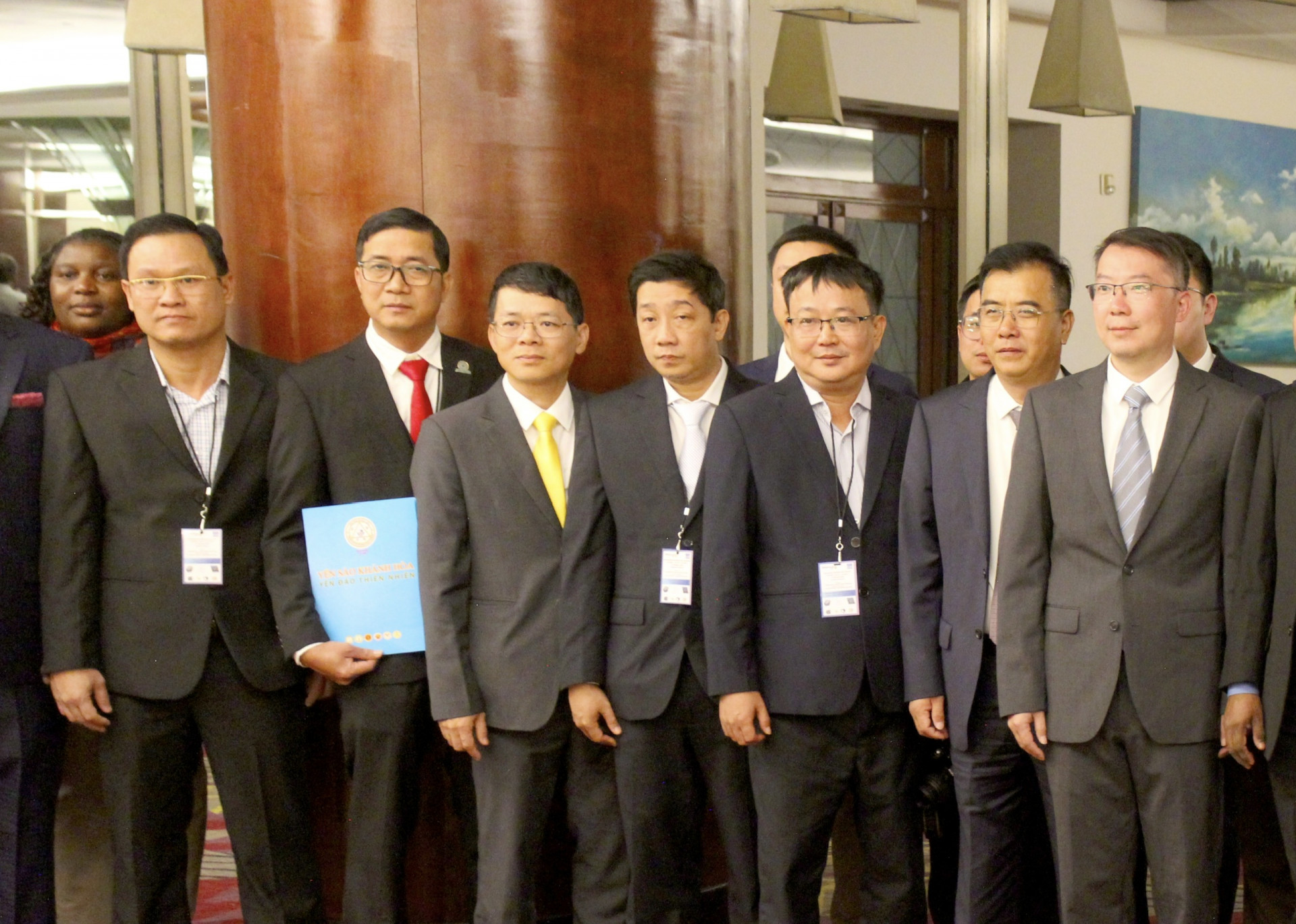 The leaders of Khanh Hoa Sanest Soft Drink Joint Stock Company posing for photo with the attendees at the 29th APQO International Conference

