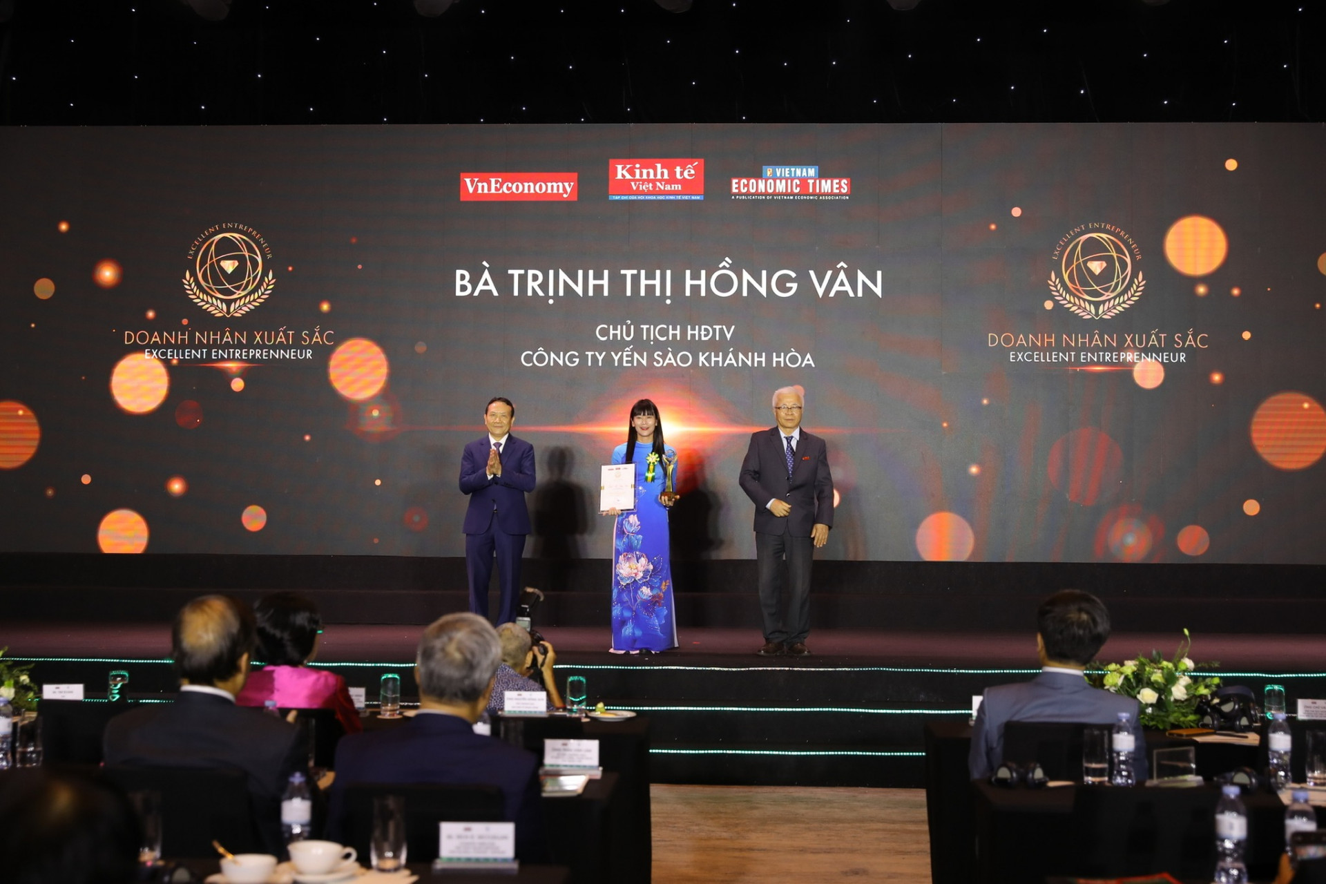 Trinh Thi Hong Van - Chairwoman of the Board of Members of Khanh Hoa Salanganes Nest Company is honored as excellent entrepreneur 2024

