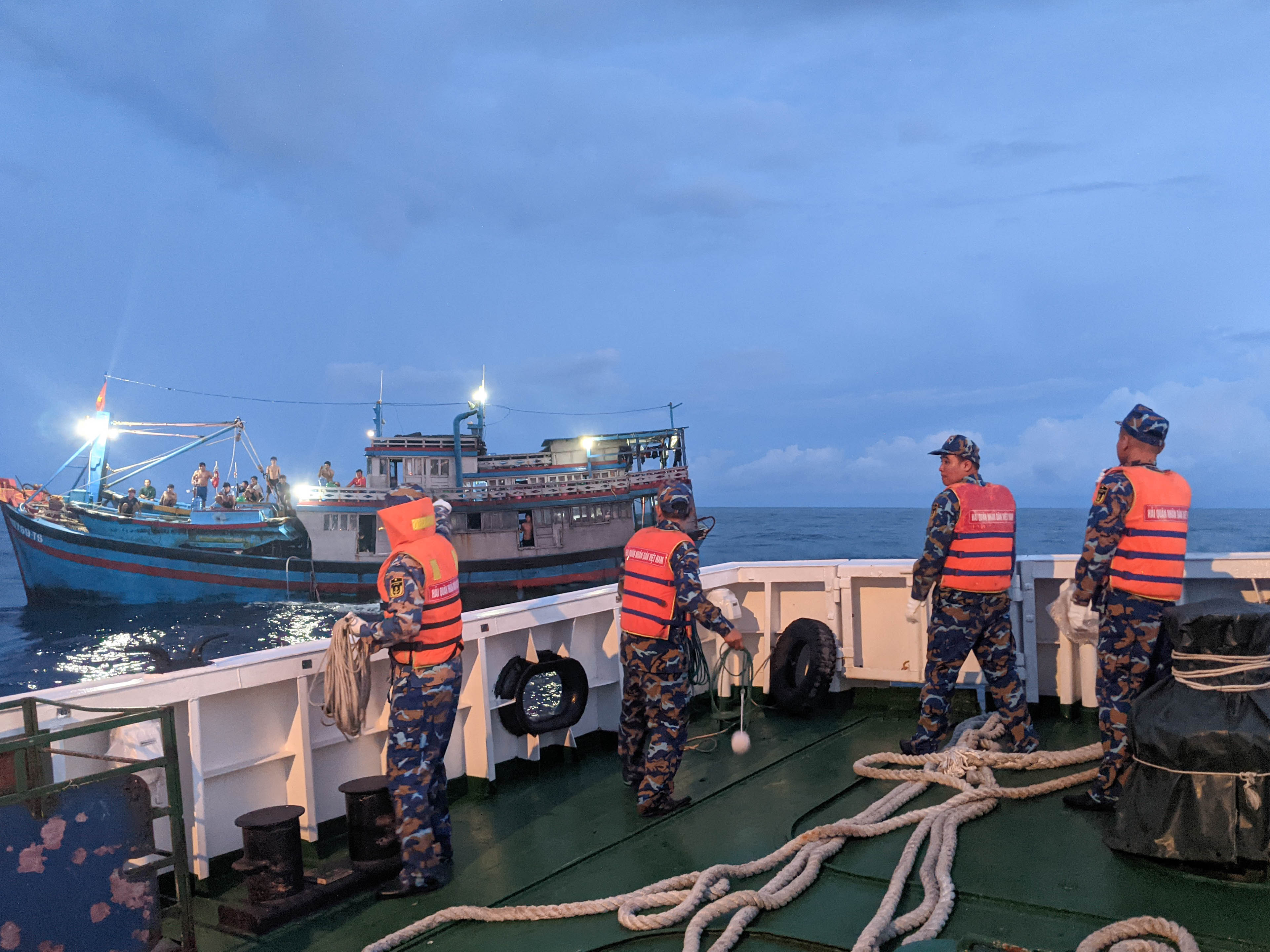 Tàu 468 Vùng 4 Hải quân lai kéo tàu cá Bình Thuận gặp sự cố trên biển Trường Sa