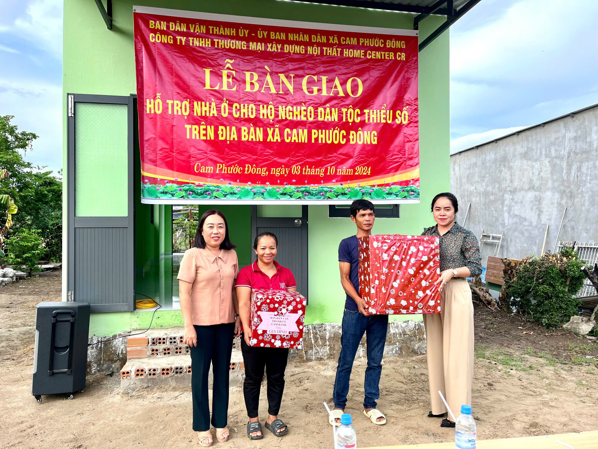 Ban Dân vận Thành ủy Cam Ranh và UBND xã Cam Phước Đông trao quà hỗ trợ cho gia đình anh Bo Bo Xuân Phương