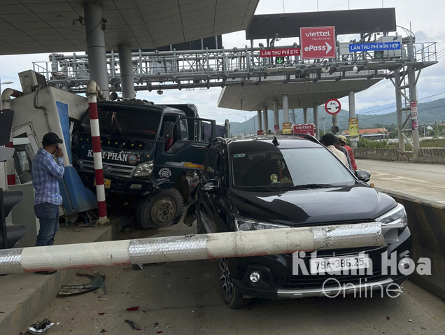 Xe tải tông vỡ cabin tại Trạm thu phí Ninh Xuân