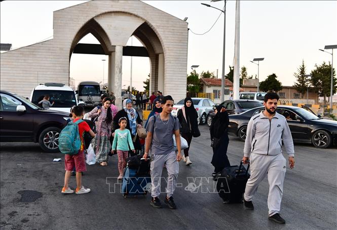 Người dân sơ tán khỏi Liban di chuyển qua cửa khẩu biên giới Jdeidat Yabous với Syria ngày 24/9/2024. Ảnh: THX/TTXVN

