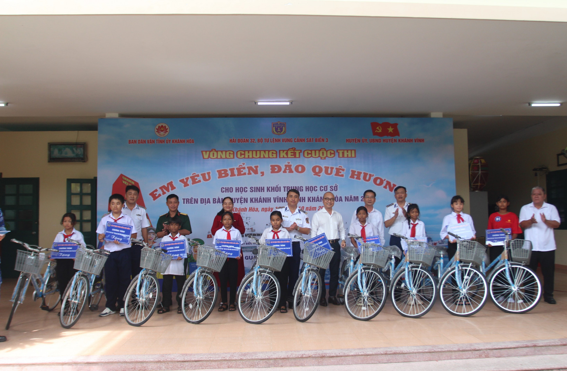 Ban tổ chức trao tặng xe đạp cho các em học sinh.