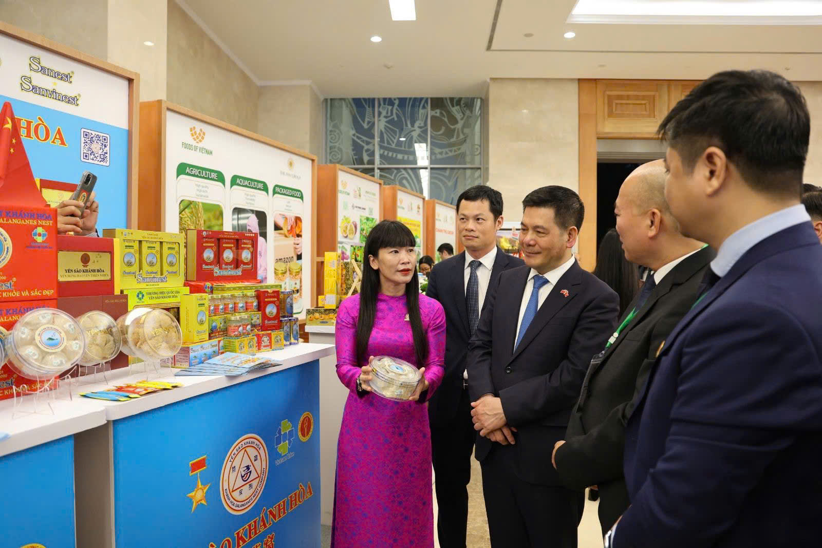 Minister of Industry and Trade visiting Khanh Hoa Salanganes Nest Company’s booth

