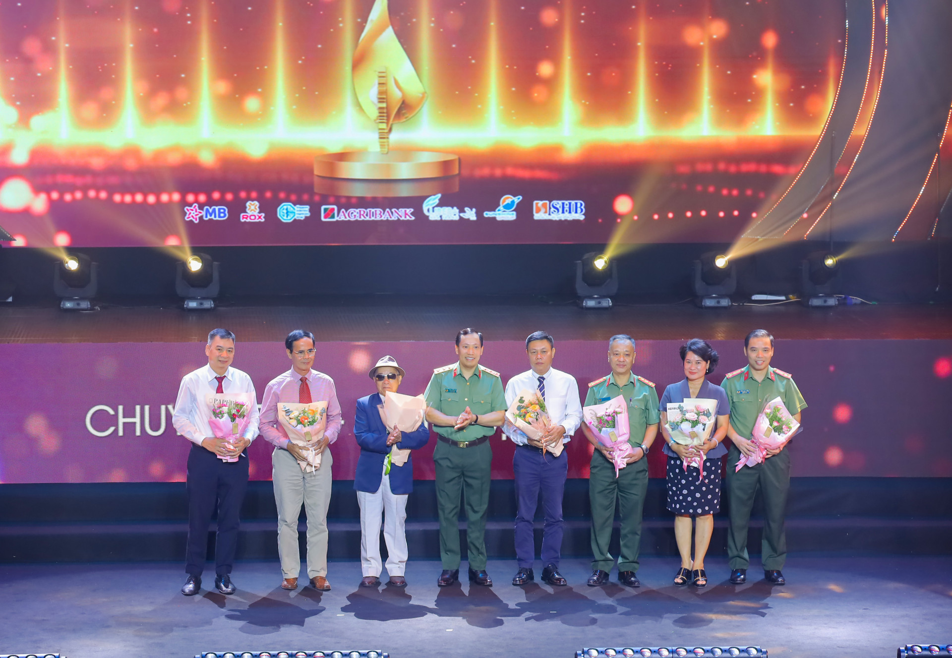 Lieutenant General Le Van Tuyen presenting flowers to the representatives of the festivals jury

