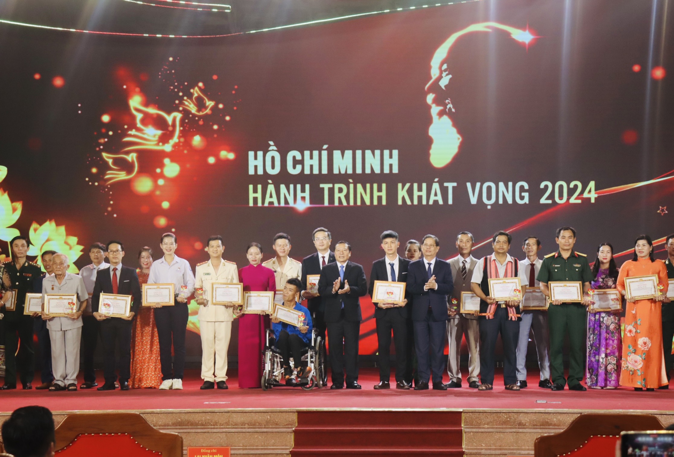 Những tấm gương sáng noi theo Bác