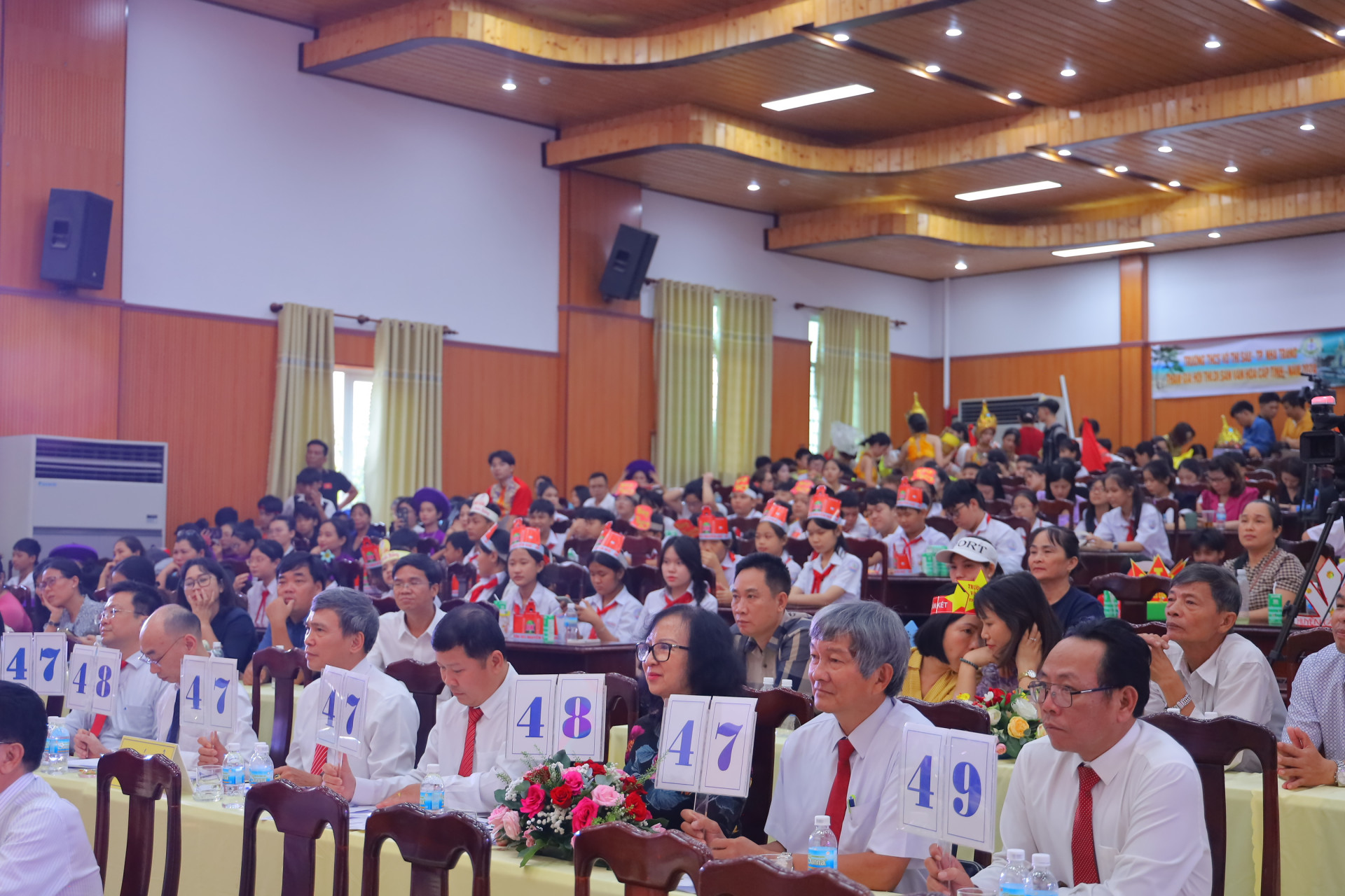 The judges giving points to teams

