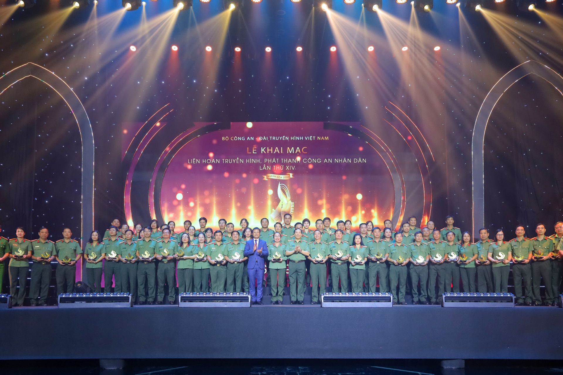 Leaders of the Ministry of Public Security and Vietnam Television presenting commemorative plaques to representatives of the delegations

