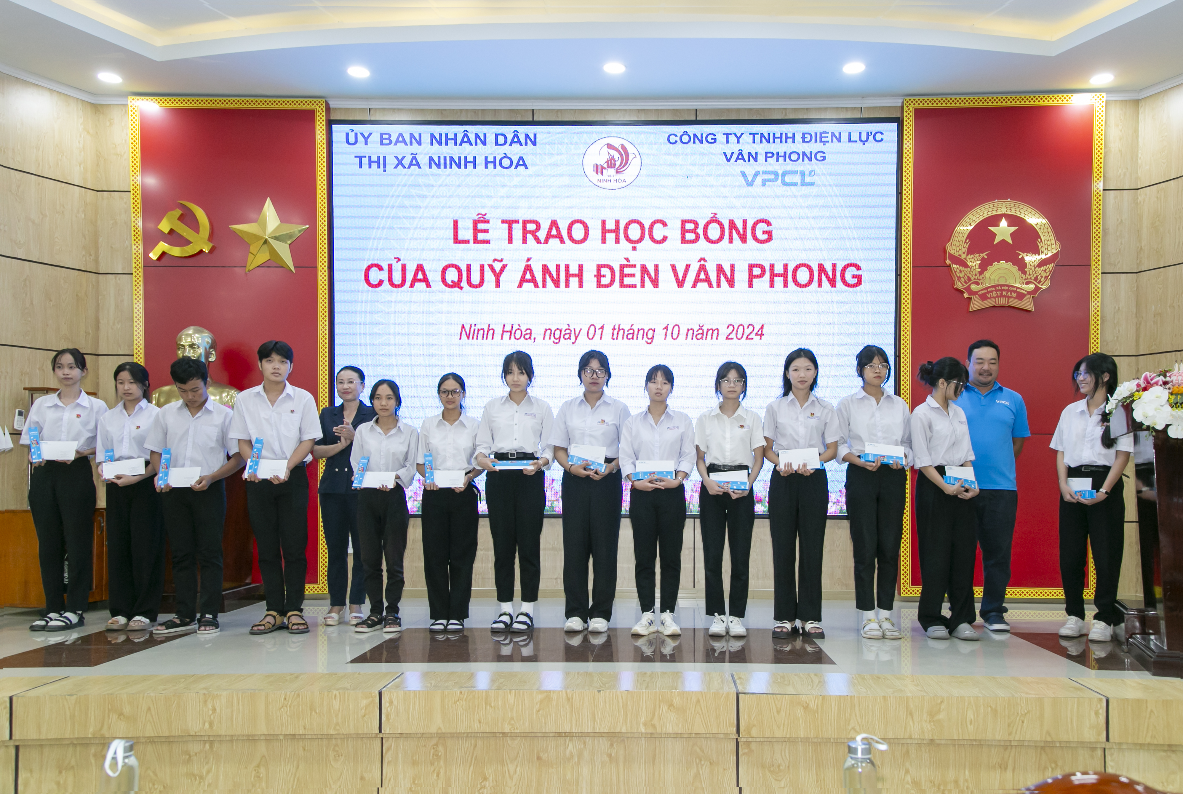 Ninh Hòa: Trao 125 suất học bổng cho học sinh