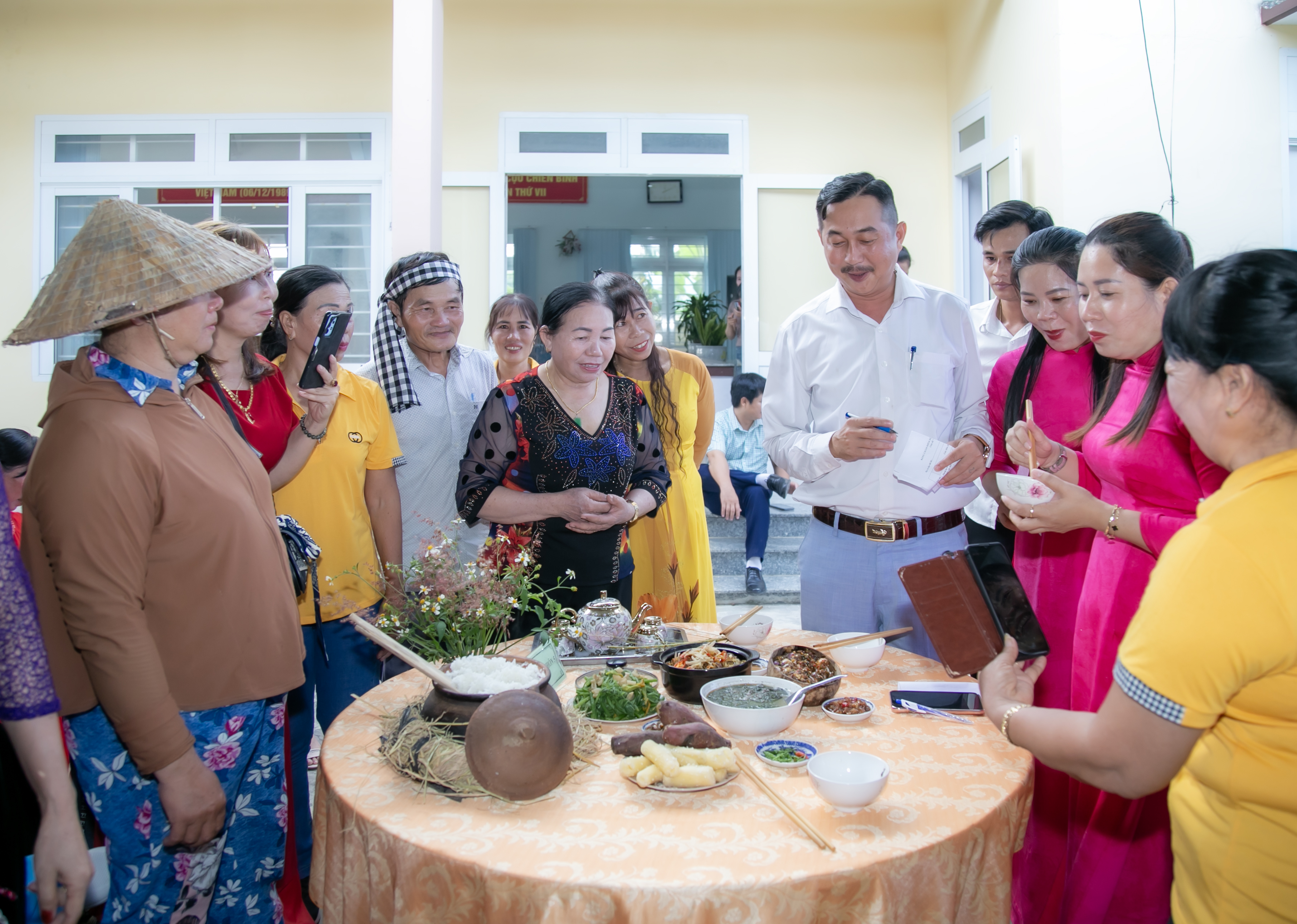 Ninh Sơn, Ninh Hòa: Phụ nữ trổ tài nấu “bữa cơm xưa”