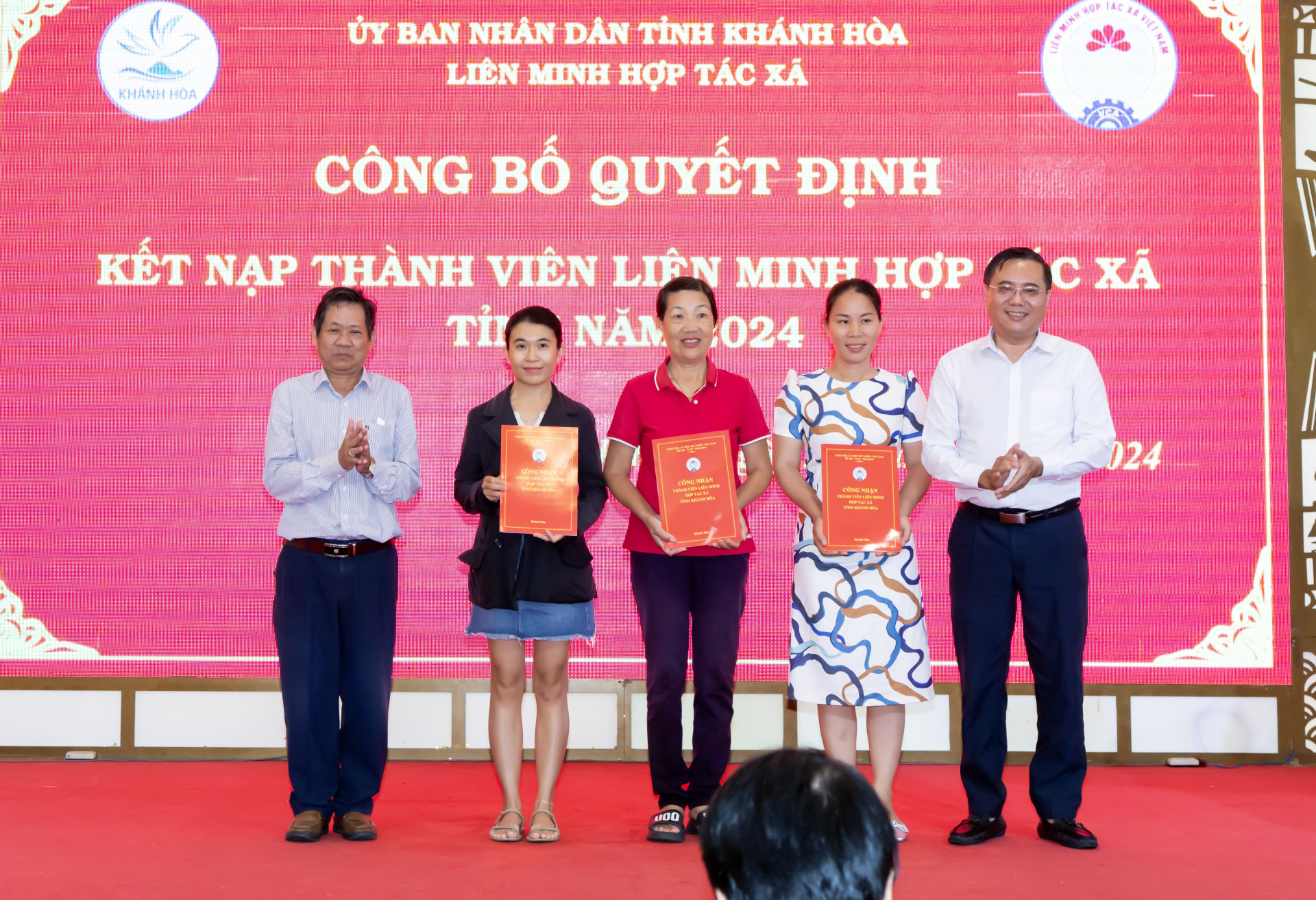 Liên minh hợp tác xã tỉnh trao quyết định nạp thành viên mới.