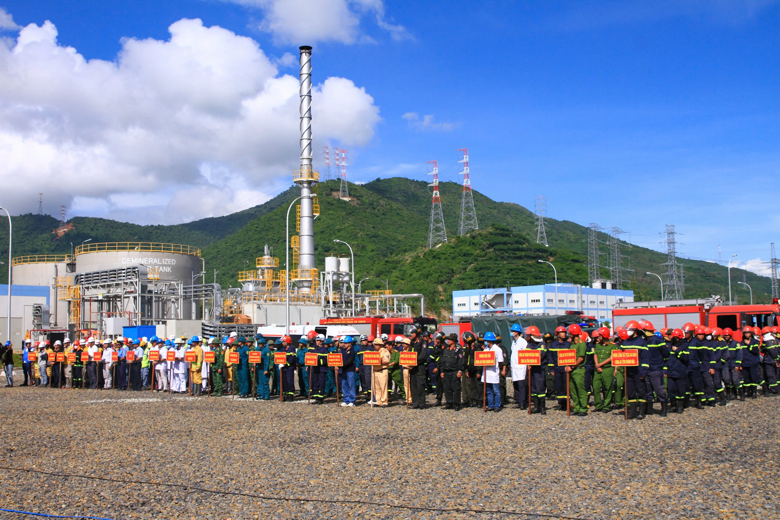 Hơn 320 người tham gia thực tập phương án chữa cháy tại Nhà máy Nhiệt điện BOT Vân Phong 1