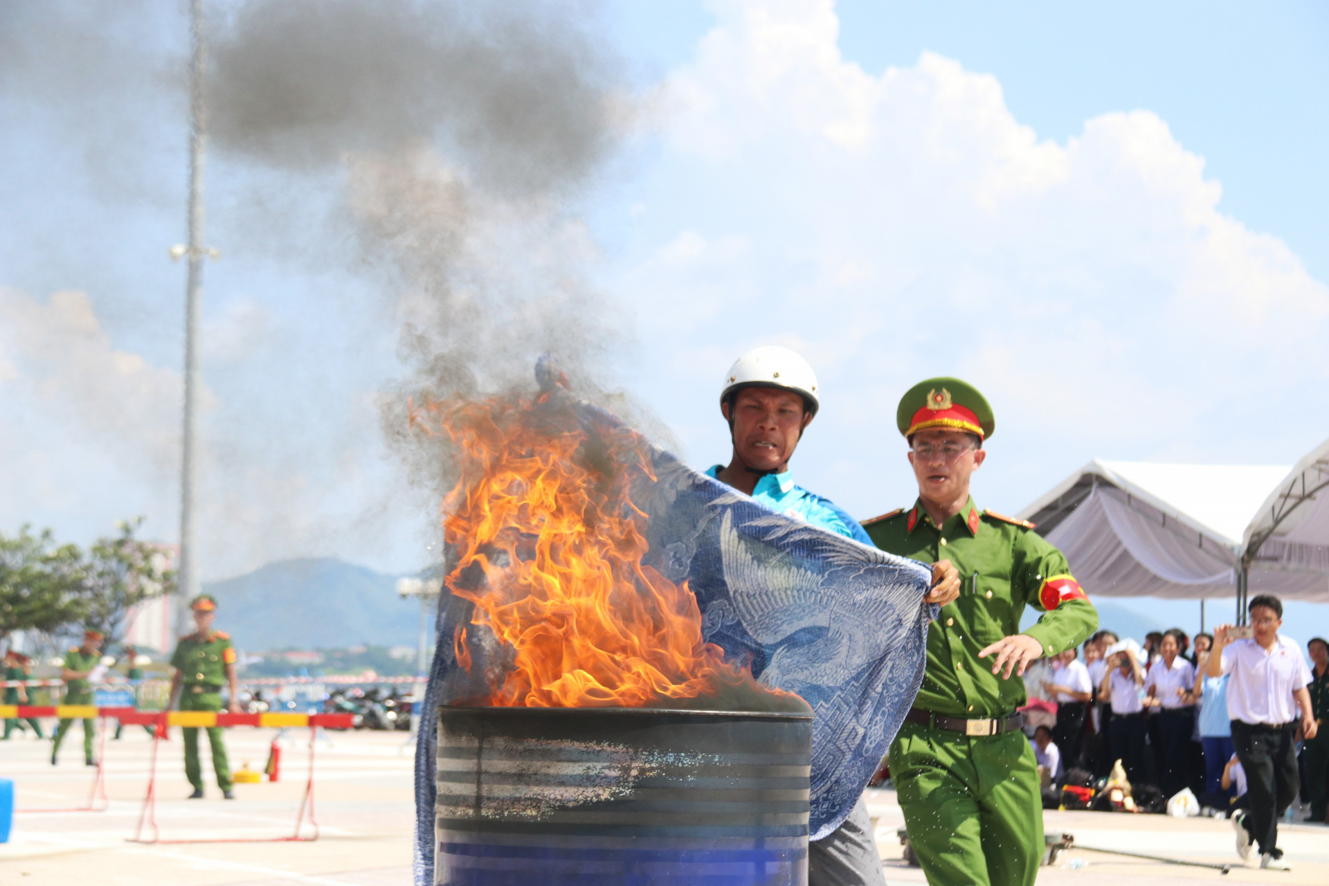 Thí sinh tham gia Hội thi thể thao nghiệp vụ chữa cháy và cứu nạn, cứu hộ dành cho lực lượng phòng cháy và chữa cháy cơ sở trong các cơ sở giáo dục trên địa bàn tỉnh năm 2024