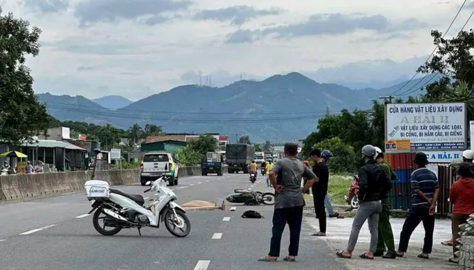 Ngã xuống đường sau va chạm xe máy, bé trai bị xe đầu kéo cán tử vong