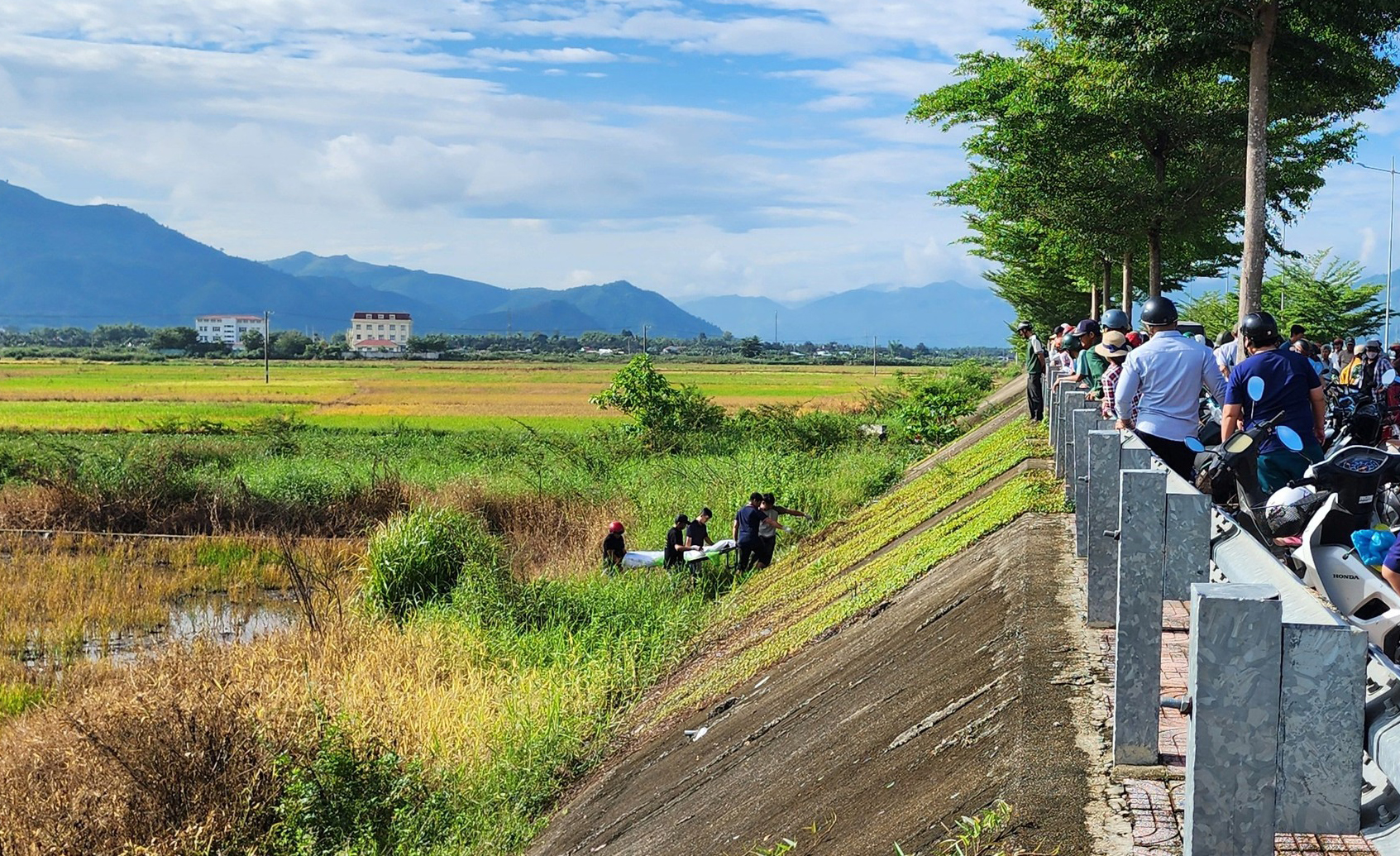 Phát hiện một người đàn ông tử vong trên cánh đồng