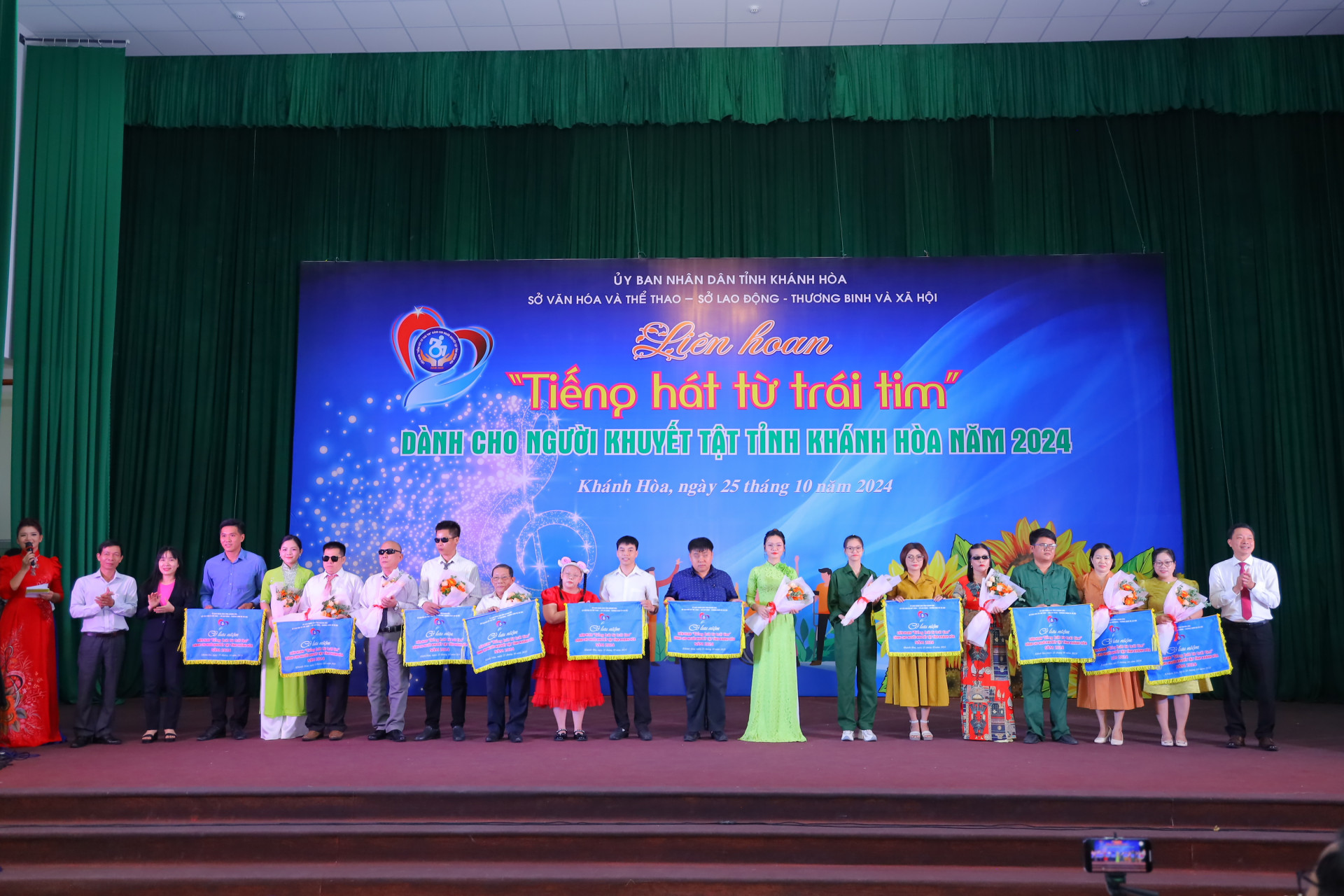 Organizing board presenting souvenir flags and flowers to the participating units

