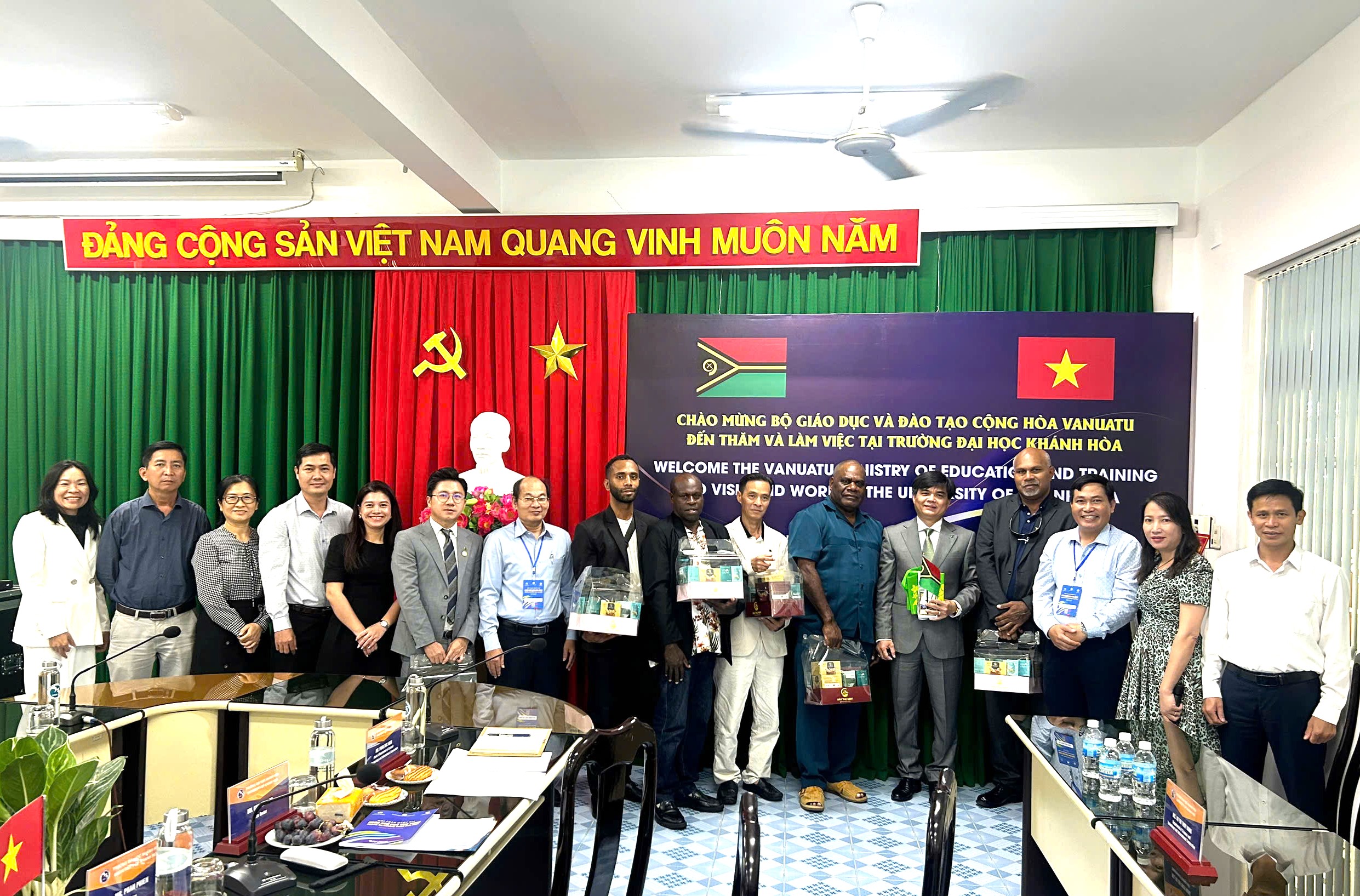 Trường Đại học Khánh Hòa tiếp đoàn công tác của Bộ Giáo dục và Đào tạo Cộng hoà Vanuatu