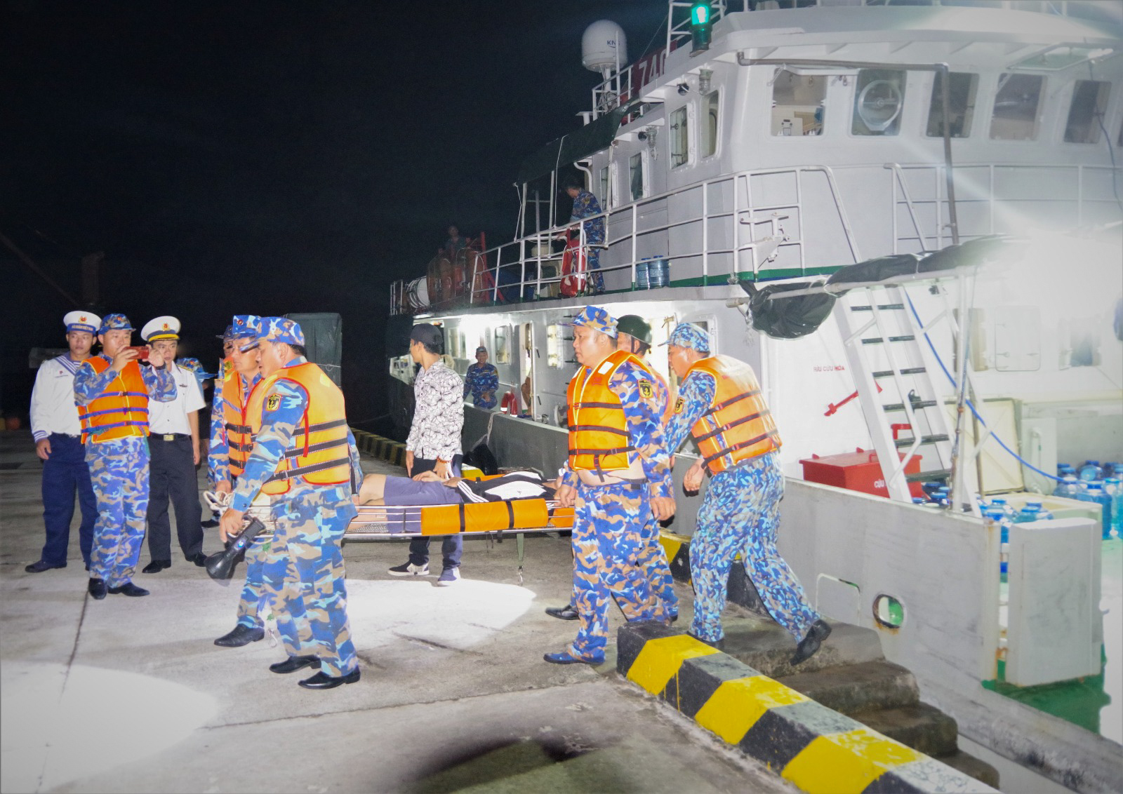 Bệnh xá đảo Trường Sa cấp cứu cho một thuyền viên tàu hàng