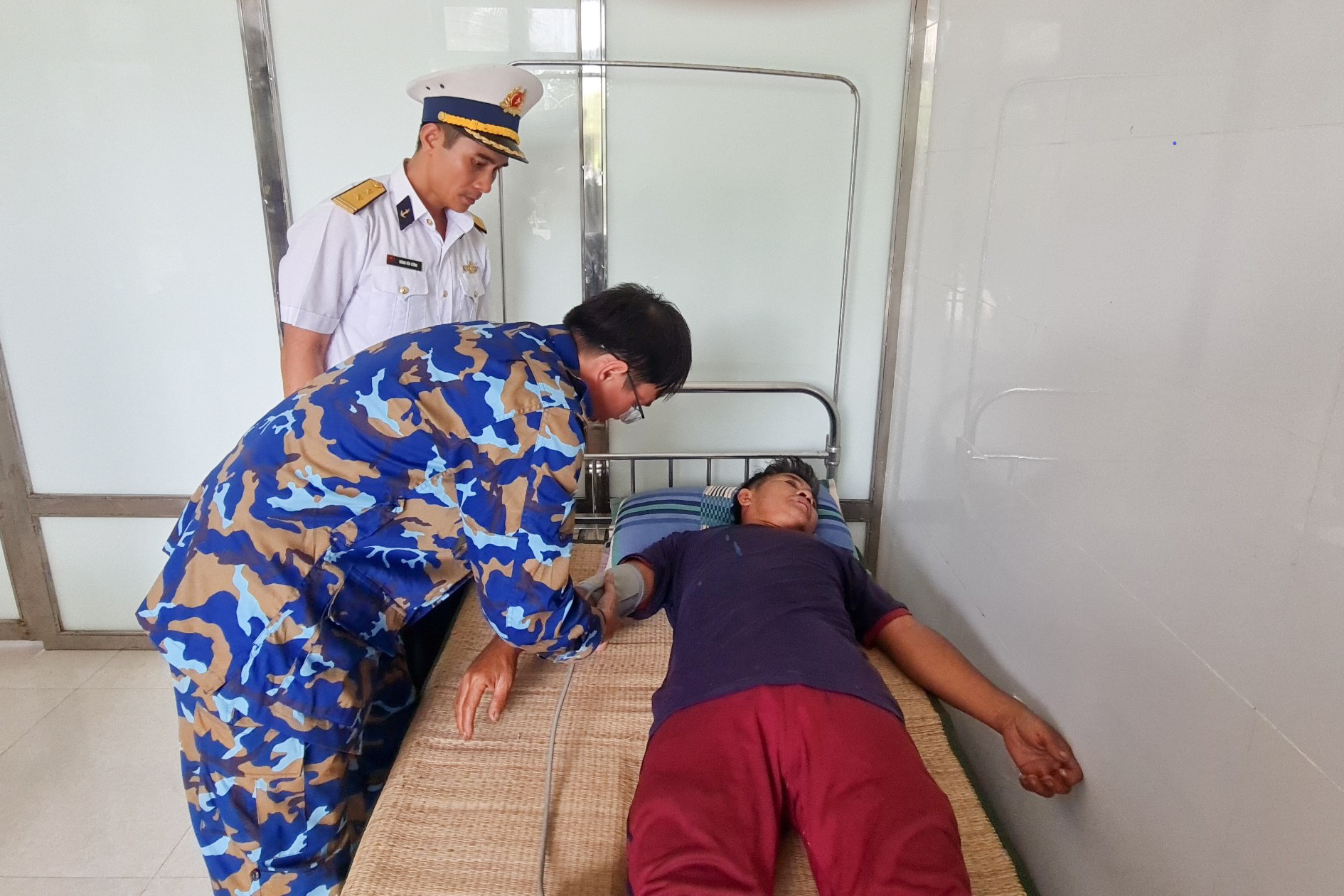 Bệnh xá đảo Sinh Tồn cấp cứu ngư dân tỉnh Bình Định bị đột quỵ não