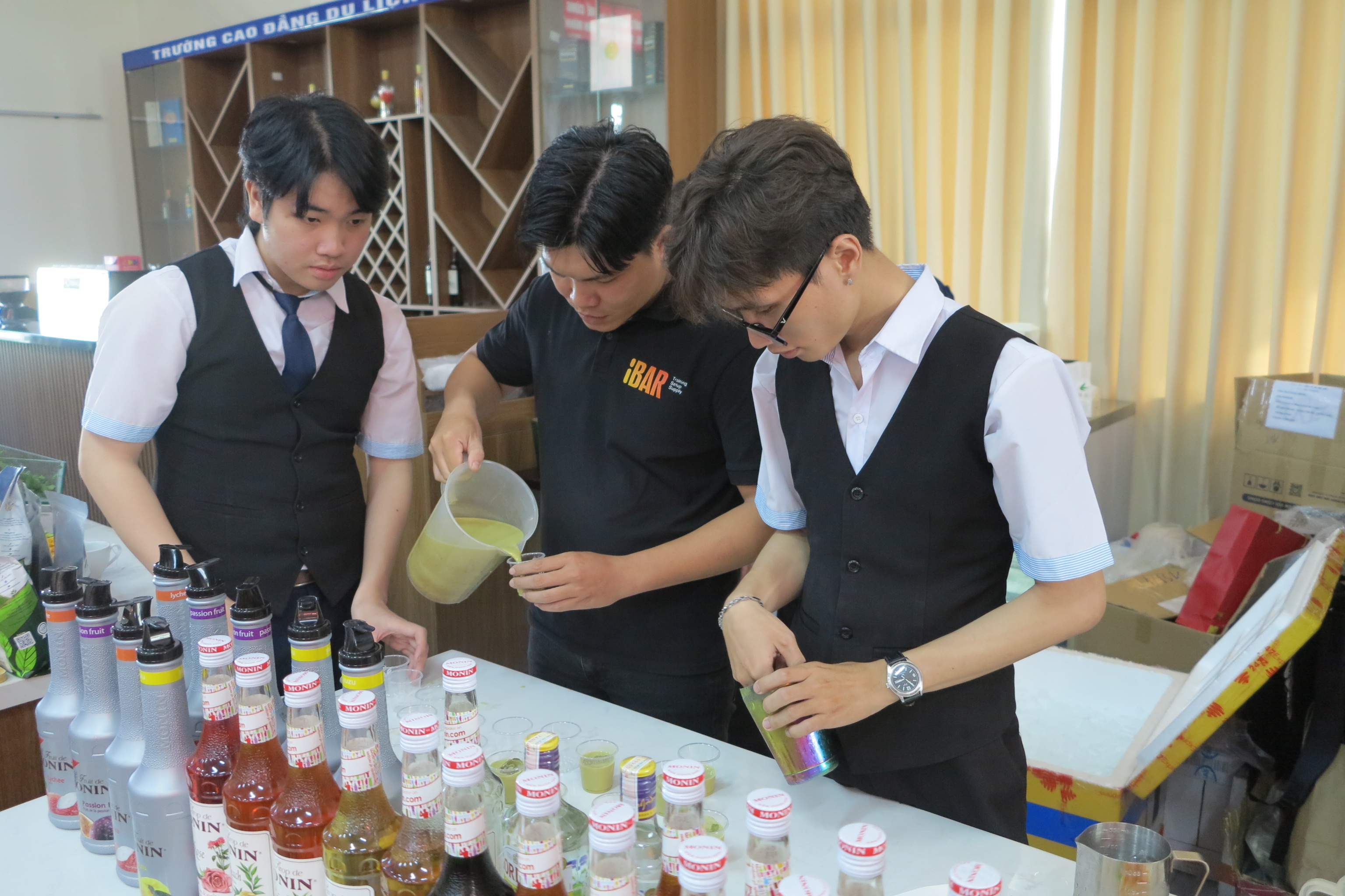 Trường Cao đẳng Du lịch Nha Trang: Tổ chức cho sinh viên trải nghiệm nghiệp vụ pha chế