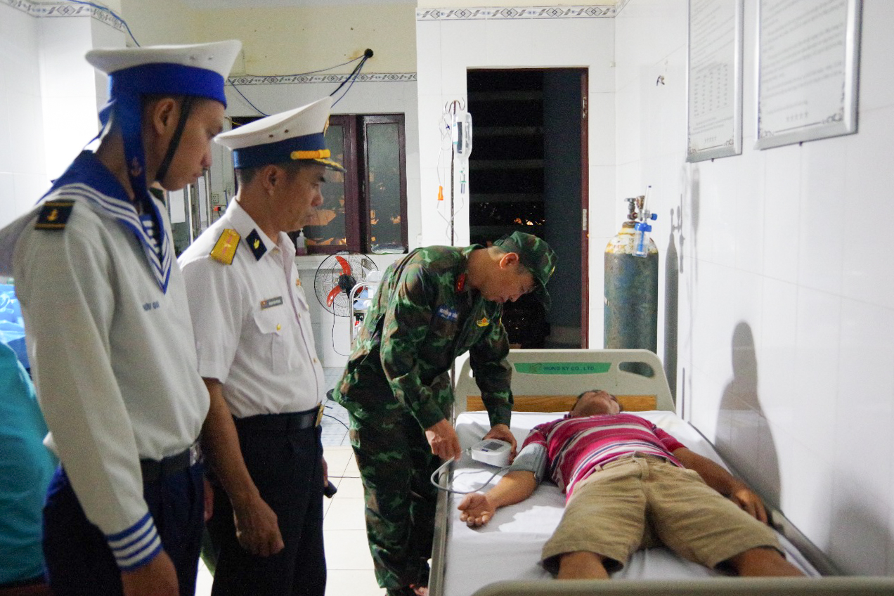 Trung tâm Y tế thị trấn Trường Sa cấp cứu ngư dân bị đột quỵ não