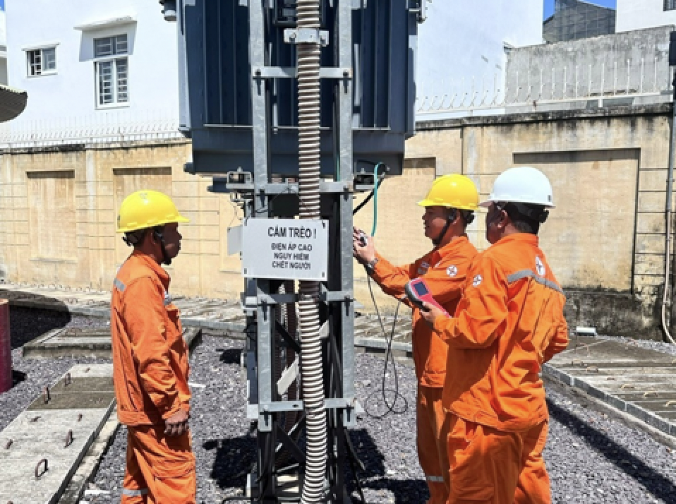 PC Khánh Hòa huấn luyện nội bộ thực hành thiết bị đo phóng điện cục bộ 