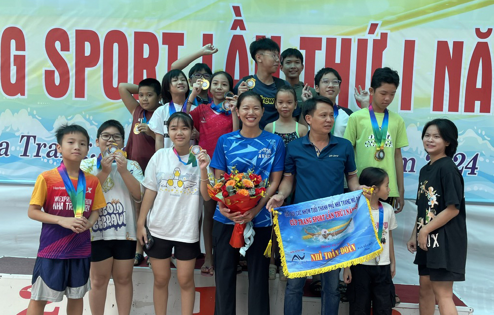 “Kình ngư” Ánh Viên giao lưu với các vận động viên "nhí" tại giải bơi Nha Trang mở rộng