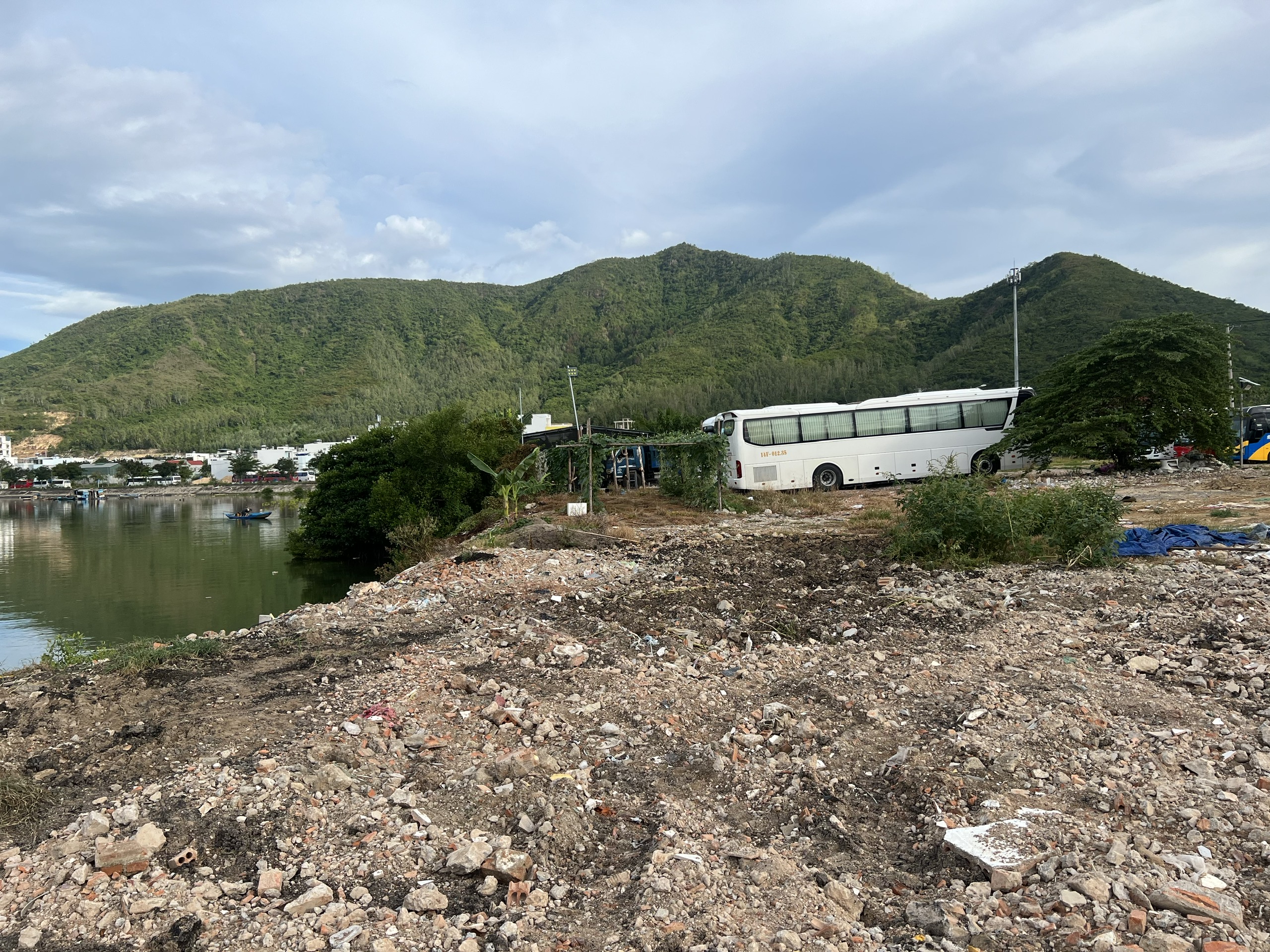 Sau bài viết “Xã Phước Đồng: Có tình trạng đổ xà bần lấn sông, lập bãi giữ xe trái phép”: UBND TP. Nha Trang chỉ đạo khẩn trương kiểm tra, xử lý