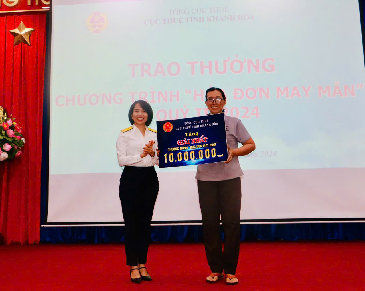 Bà Mai Lệ Huyền Chi nhận giải nhất quý II/2024 của Chương trình Hóa đơn may mắn