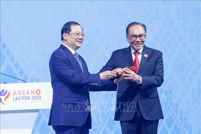 Thủ tướng Lào, Chủ tịch ASEAN 2024 Sonexay Siphandone chuyển giao vai trò Chủ tịch ASEAN 2025 cho Malaysia. Ảnh: Dương Giang/TTXVN

