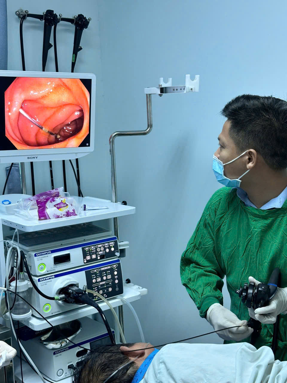 Bệnh viện Quân Y 87: Gắp lấy thành công dị vật là kim tiêm cho bệnh nhân