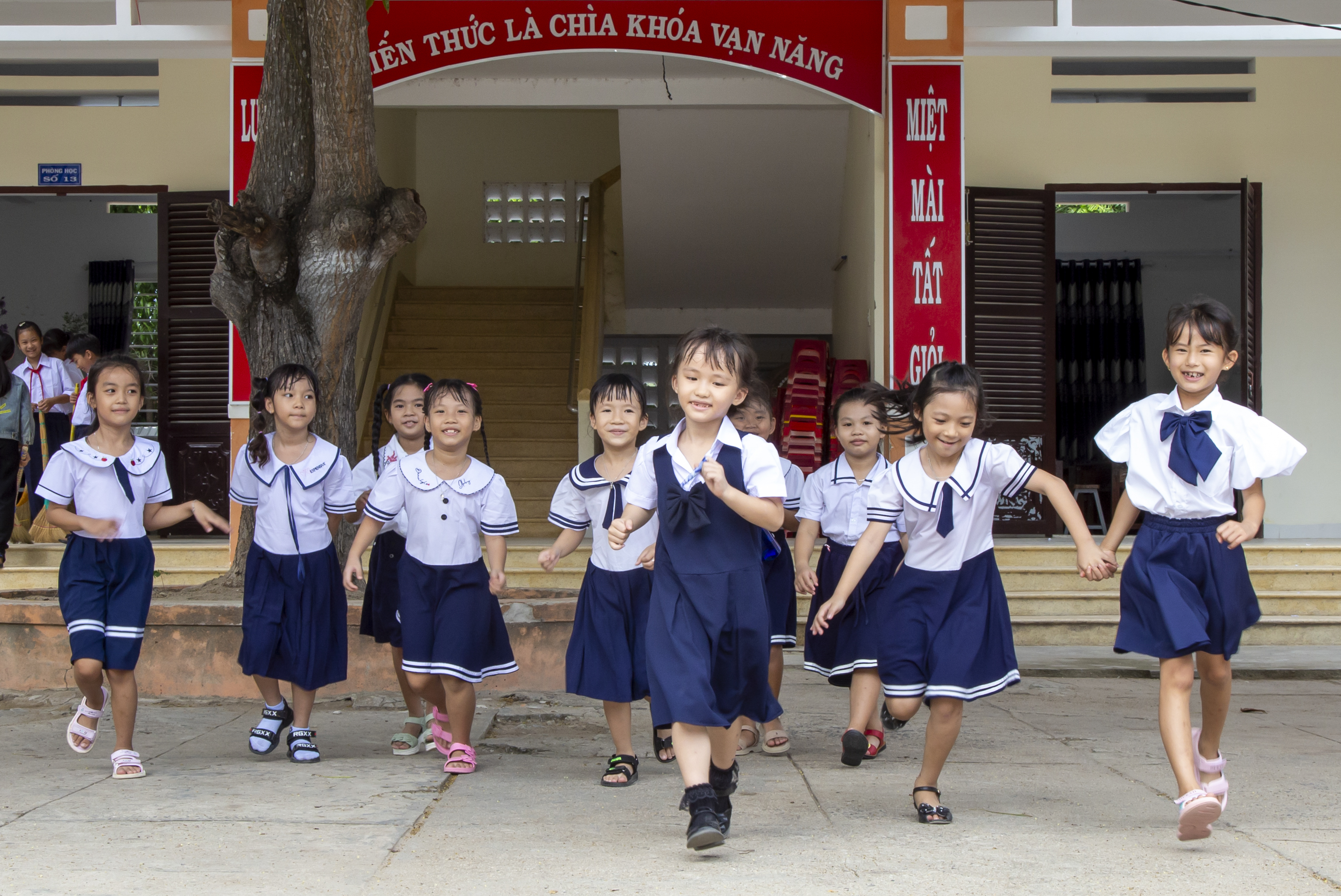 Các em học sinh ở xã Vạn Phú trong giờ ra chơi.