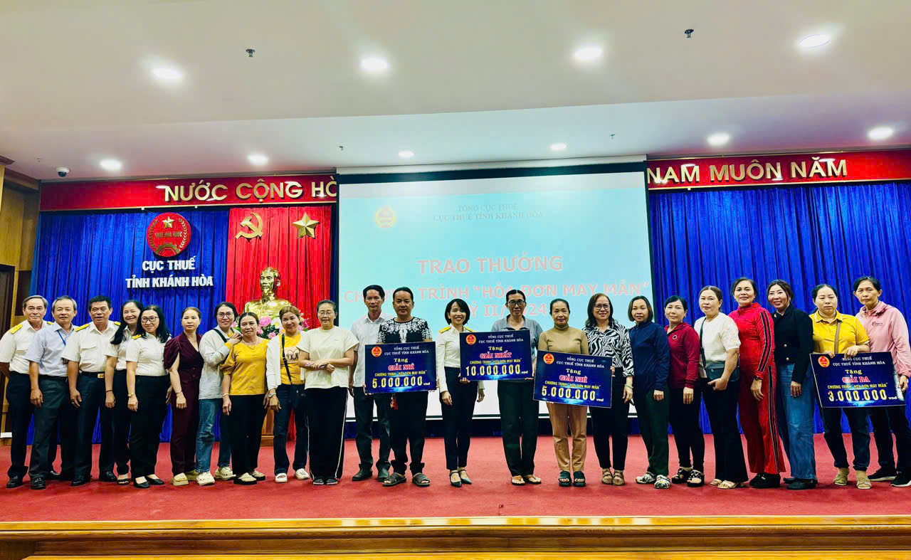 Các hộ kinh doanh, cá nhân nhận giải thưởng Chương trình Hoá đơn may mắn