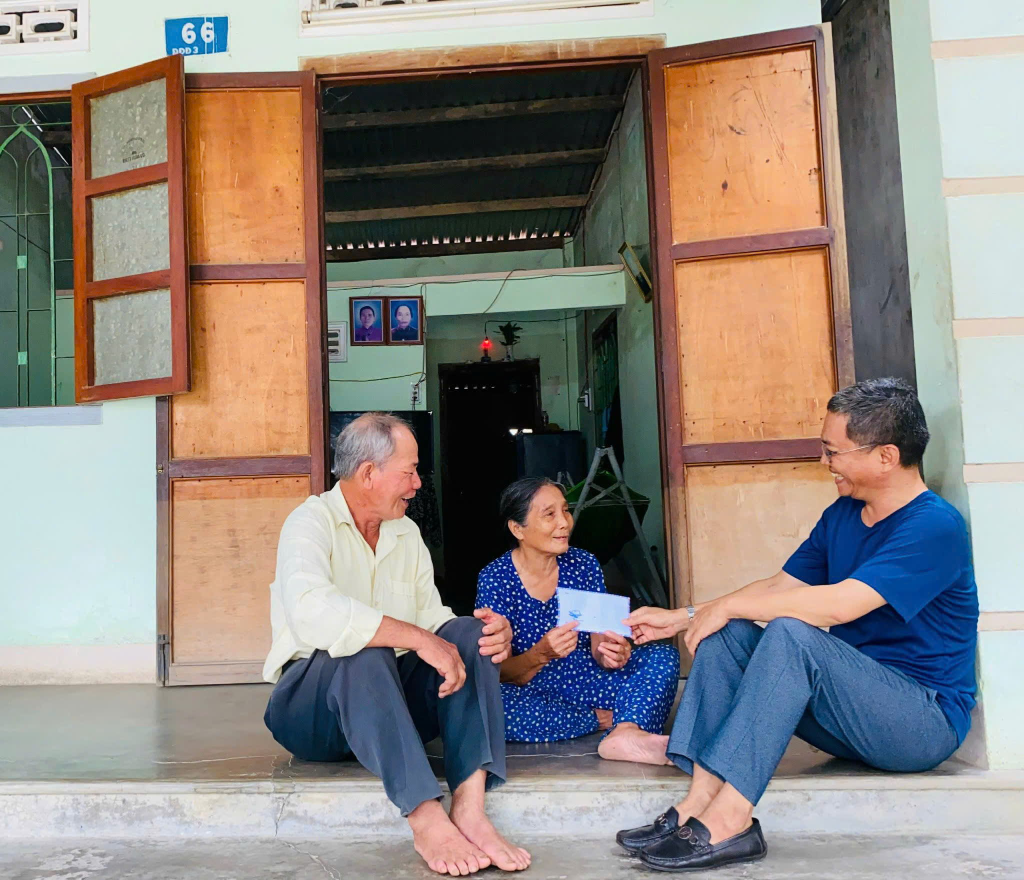 Các thành viên Ban quản lý tổ tình thương Mặt trận xã Diên Điền thăm hỏi, động viên một thành viên trong tổ