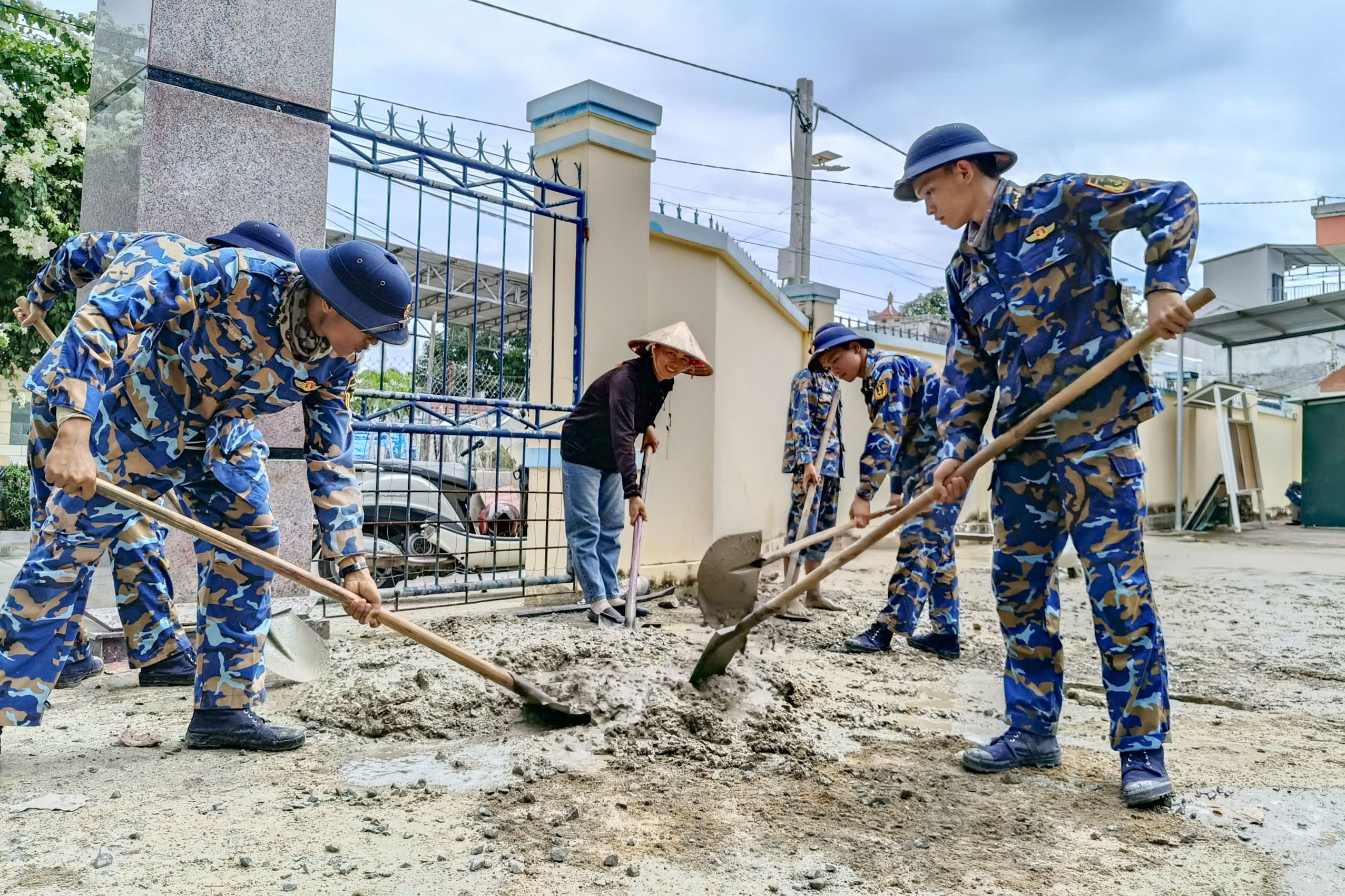 Lữ đoàn 101 hỗ trợ Trường Mầm non Hoa Hồng củng cố cảnh quan trường học