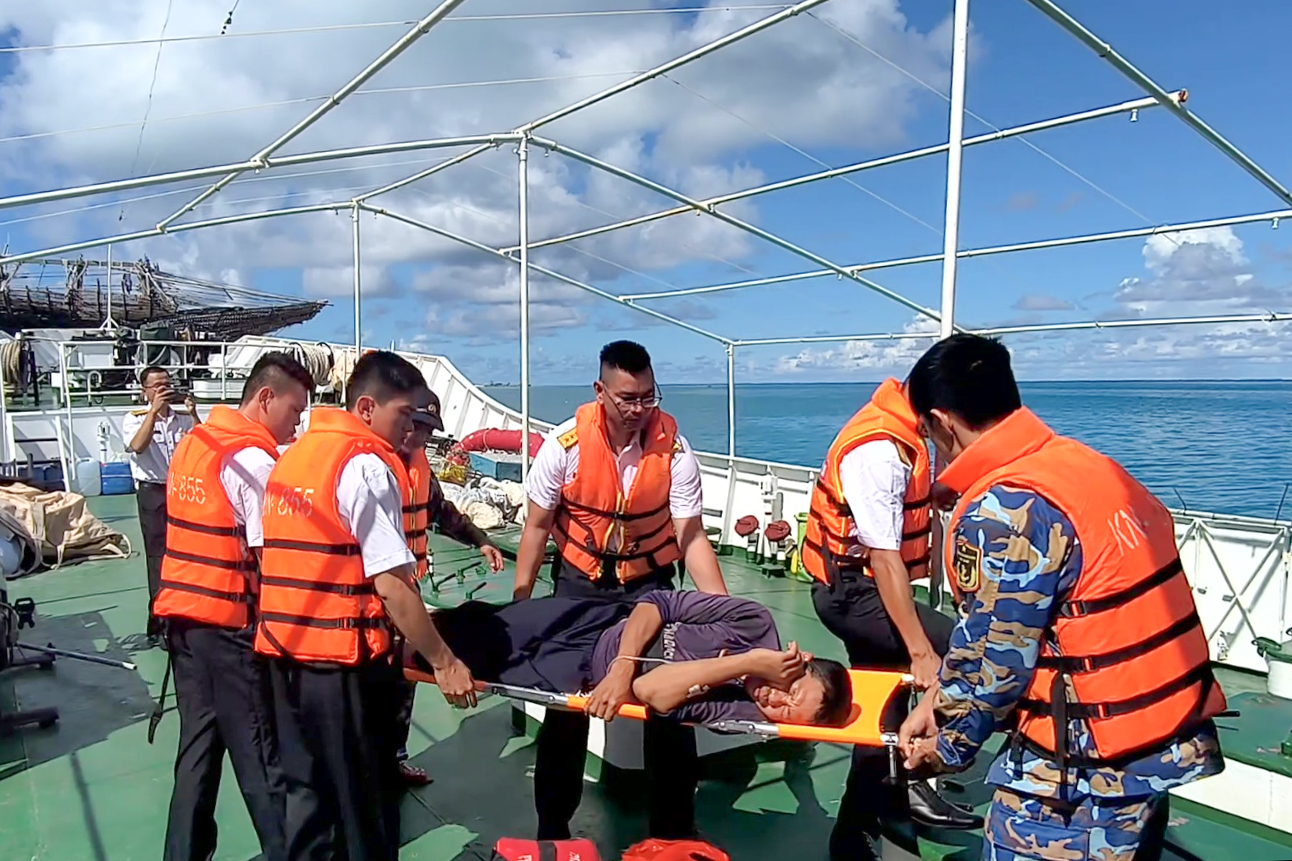 Bệnh xá đảo Sinh Tồn cấp cứu ngư dân tỉnh Quảng Ngãi bị viêm túi mật cấp