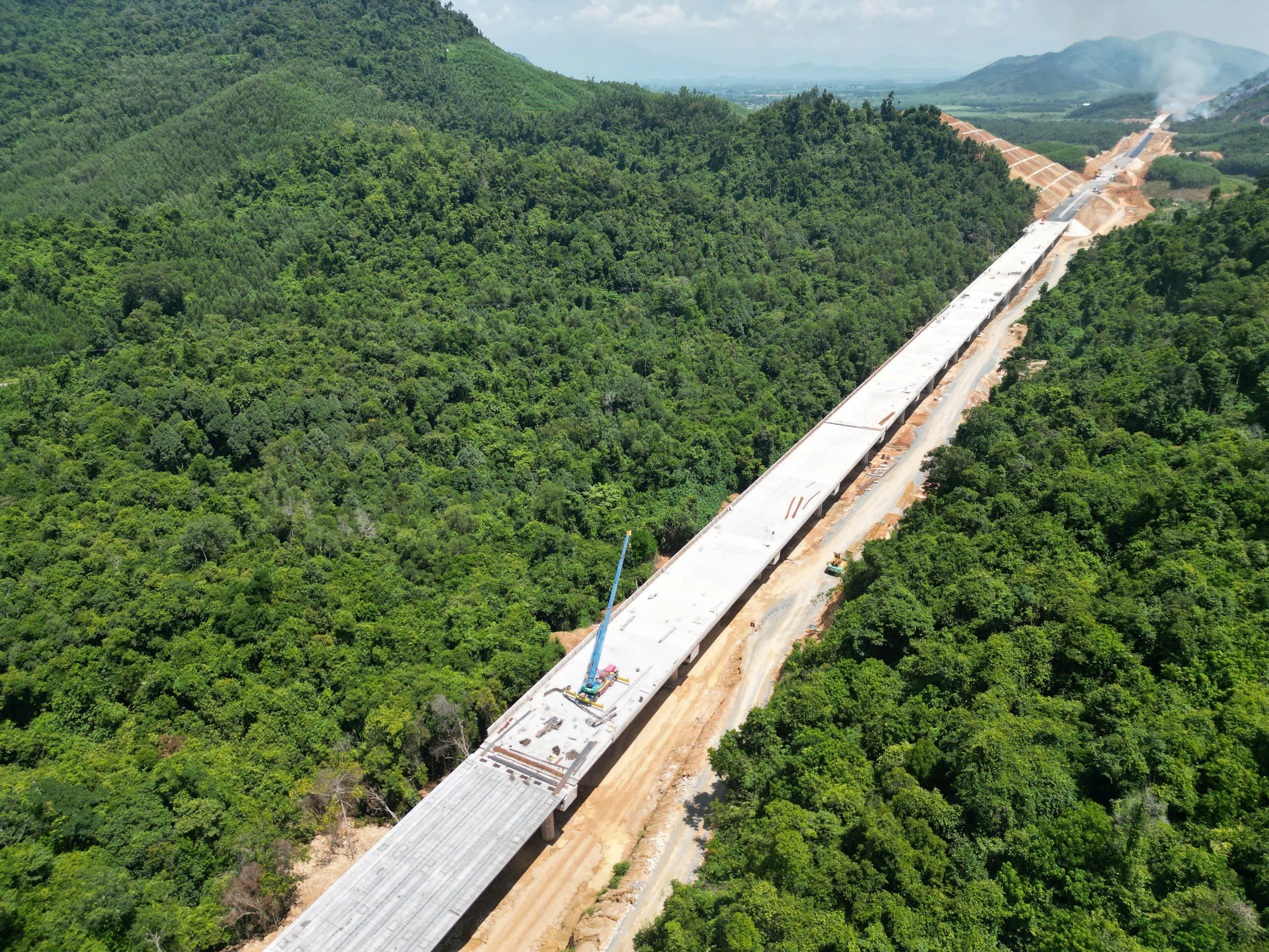 Hợp long cây cầu dài nhất trên đường bộ cao tốc Vân Phong - Nha Trang