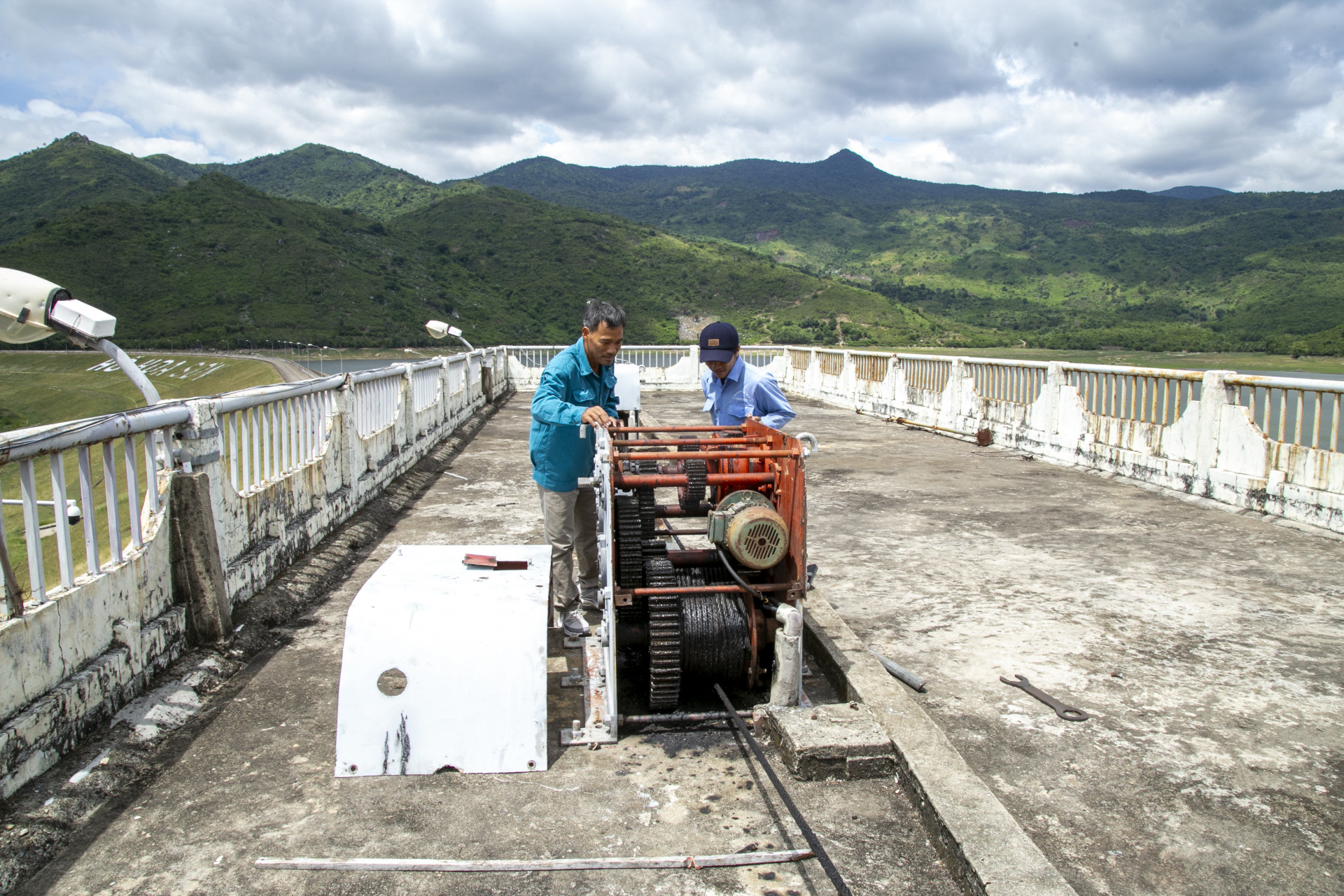 Công nhân hồ Hoa Sơn kiểm tra, bảo dưỡng hệ thống đóng mở van điều tiết nước trước mùa mưa lũ năm 2024.
