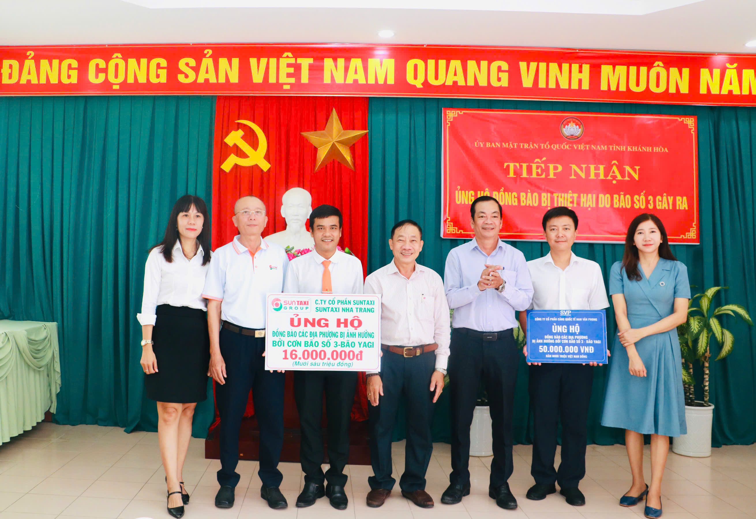 Đại diện các đơn vị trao tượng trưng ủng hộ đồng bào các tỉnh miền Bắc bị thiệt hại do bão số 3